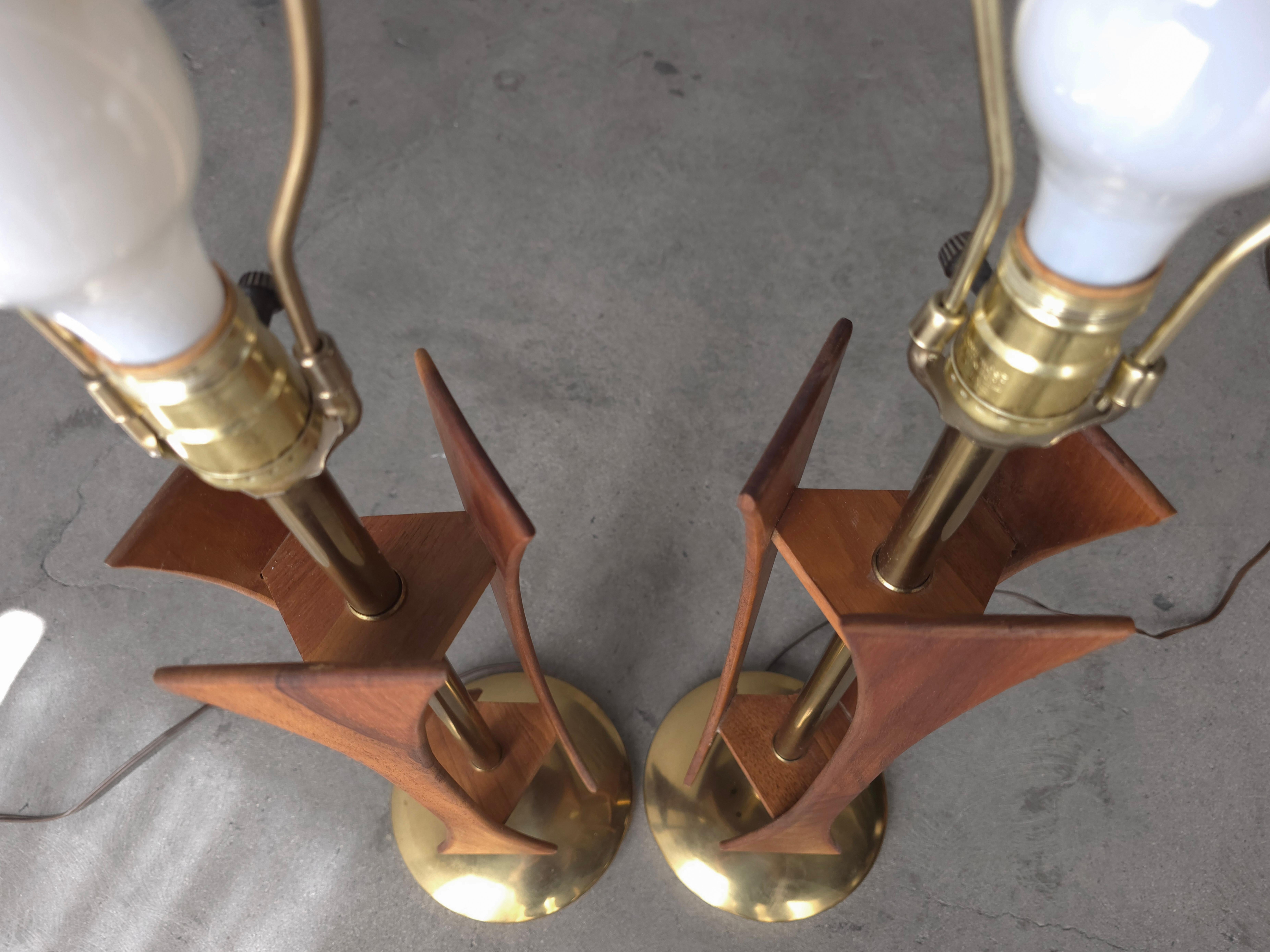 20ième siècle Paire de lampes de table en noyer et laiton du milieu du siècle dernier en vente