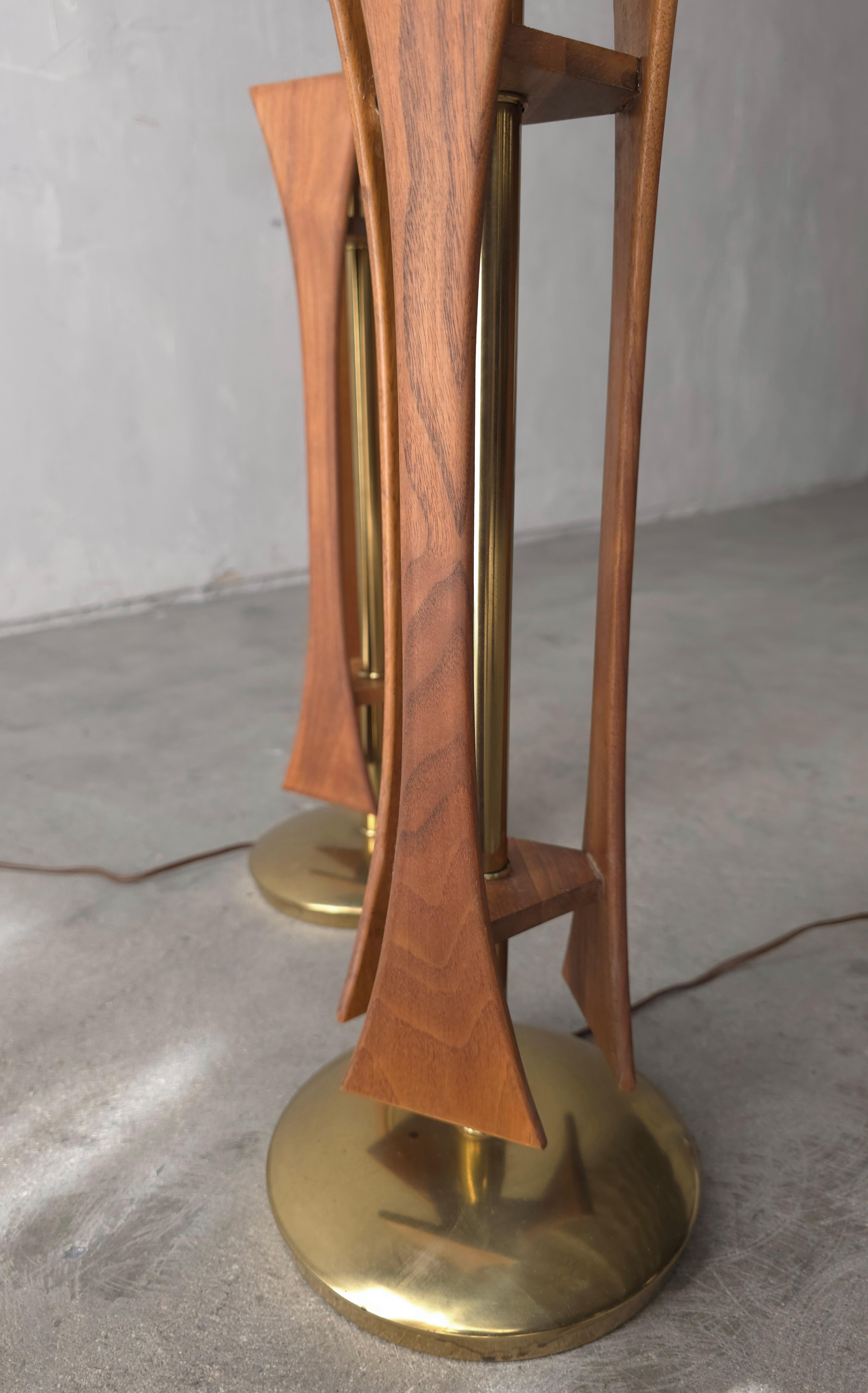 Laiton Paire de lampes de table en noyer et laiton du milieu du siècle dernier en vente