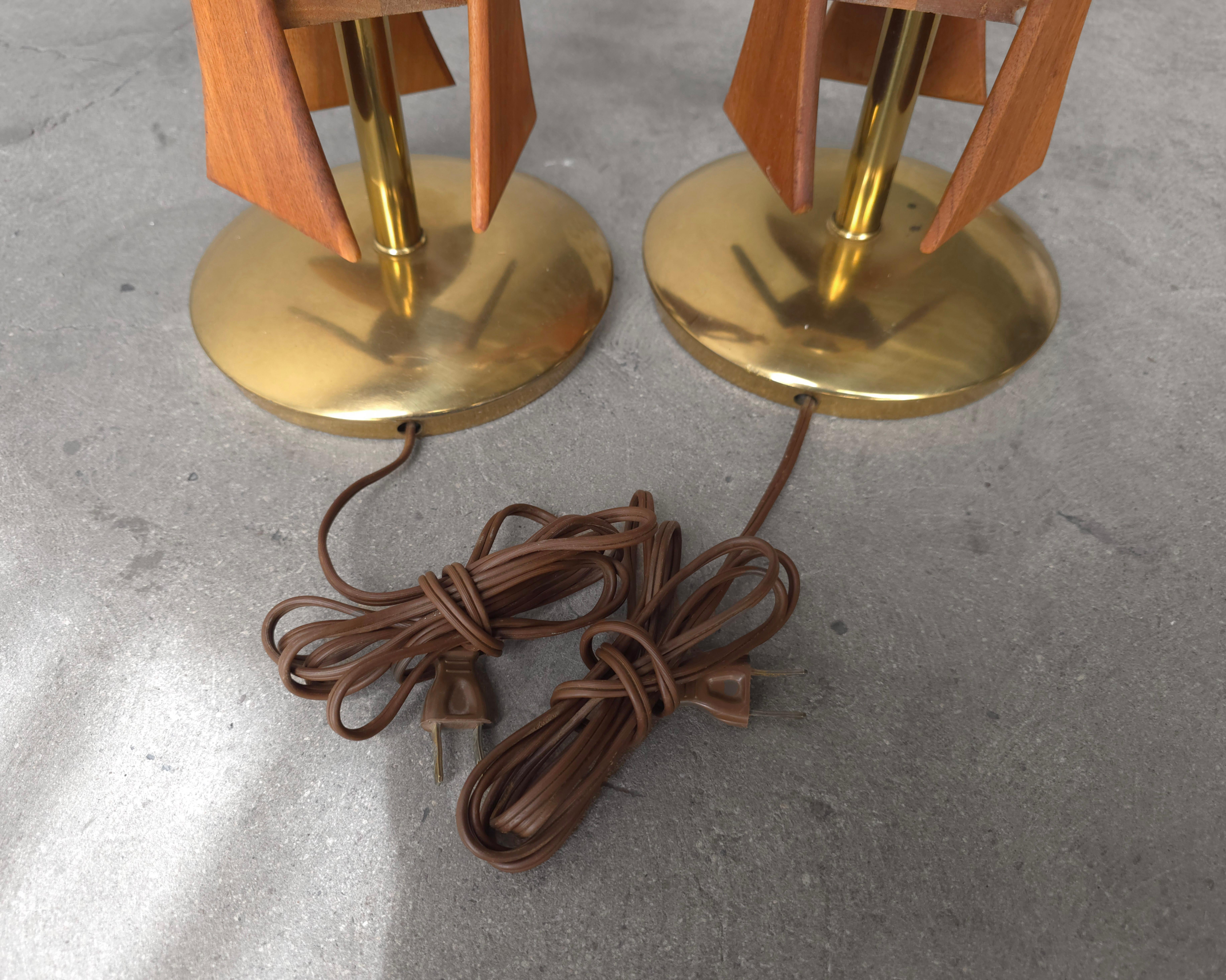 Paire de lampes de table en noyer et laiton du milieu du siècle dernier en vente 1