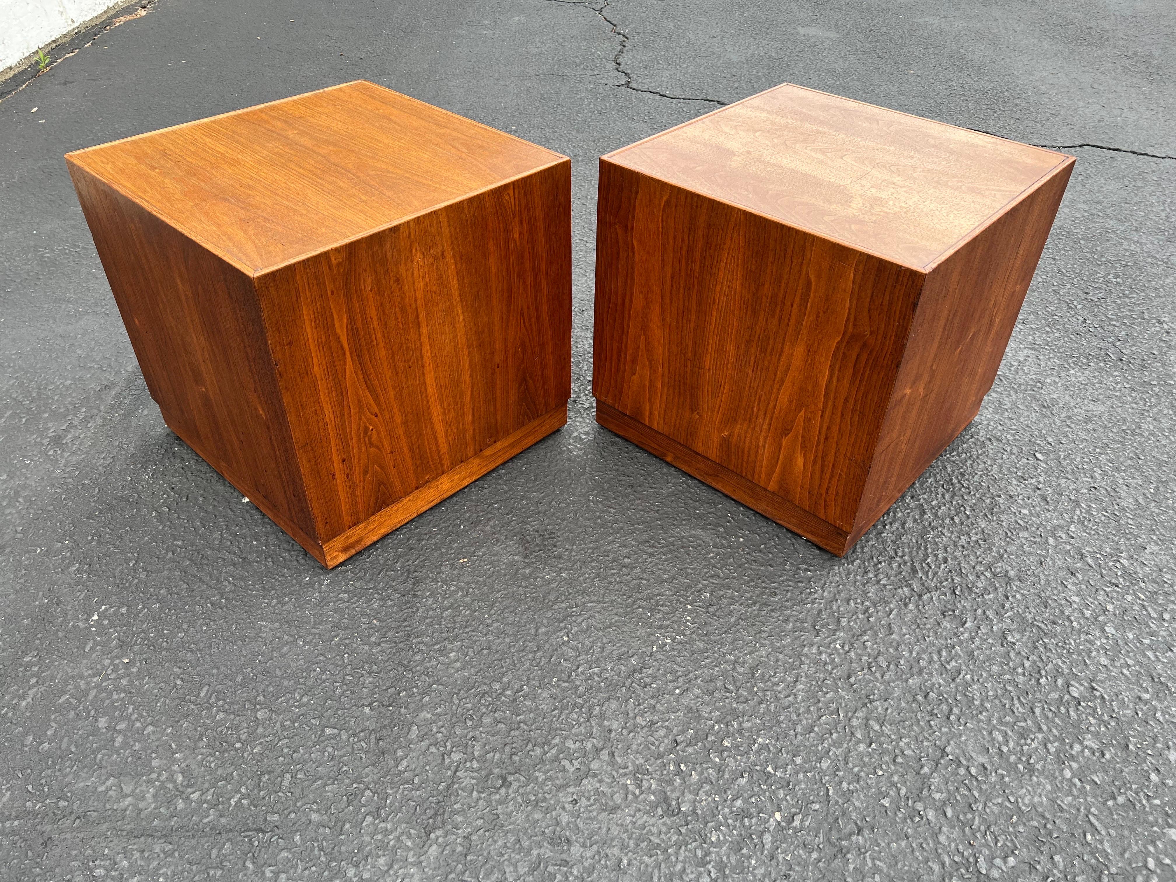 Pair of Mid Century Walnut Cube Tables In Good Condition For Sale In Redding, CT