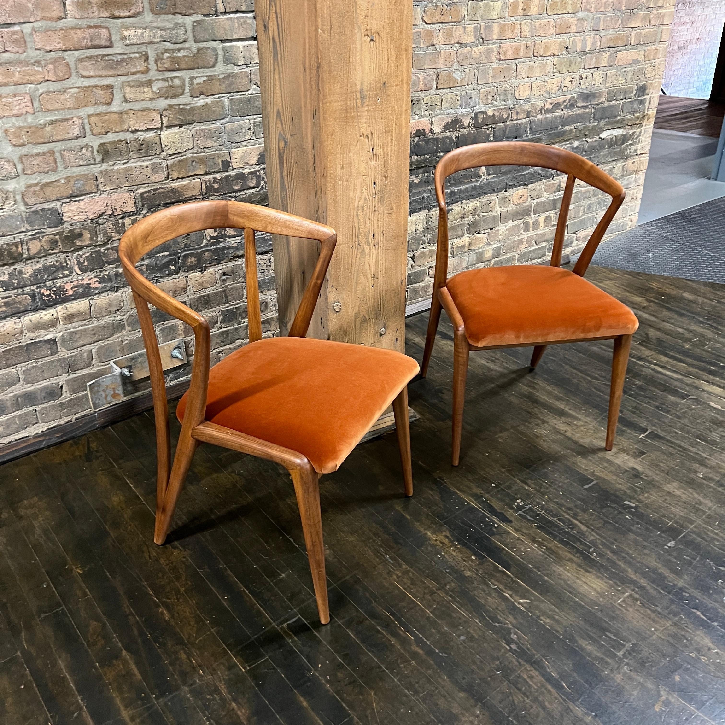 Mid-Century moderno Coppia di sedie da pranzo in noce della metà del secolo scorso di Bertha Schaefer per Singer and Sons in vendita