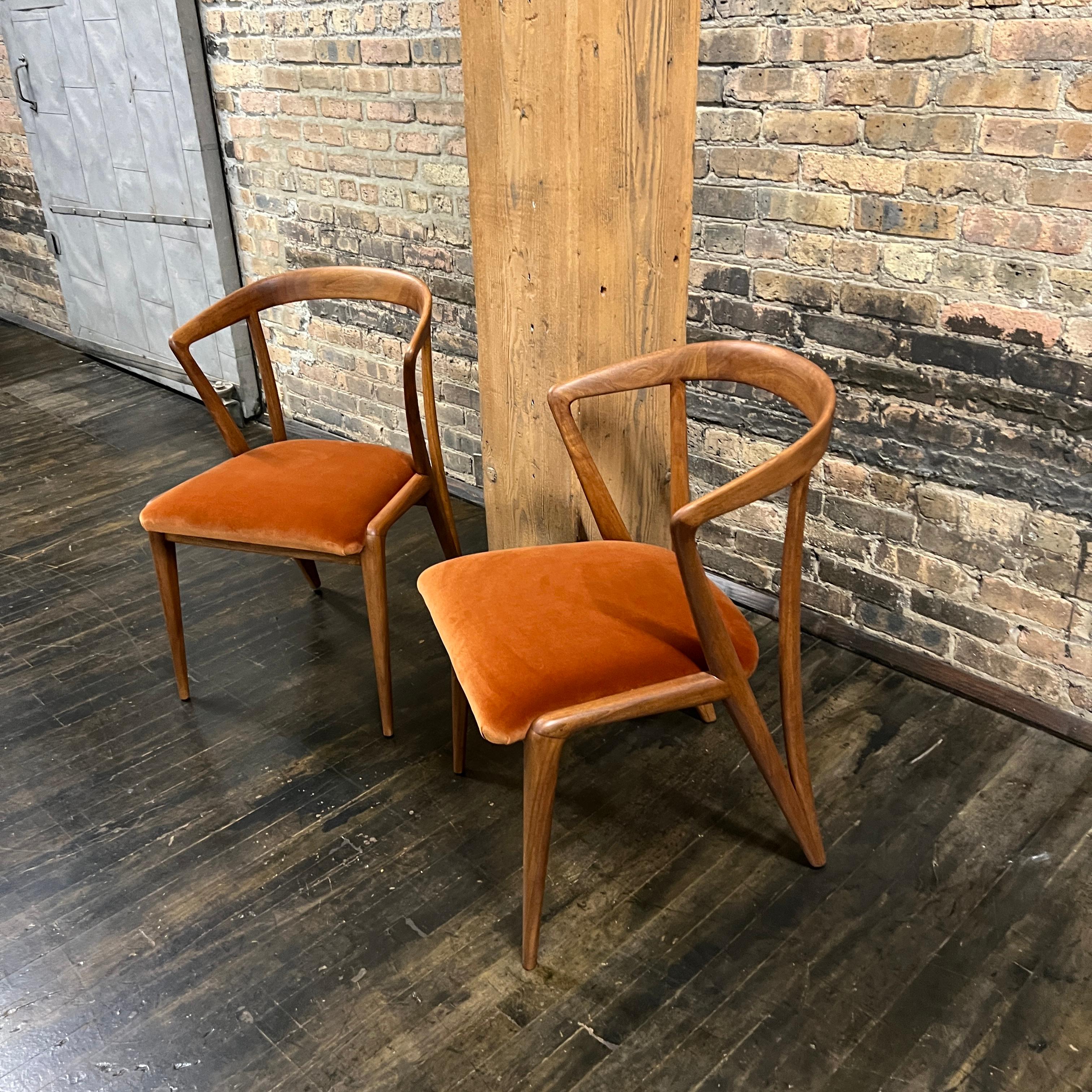 Coppia di sedie da pranzo in noce della metà del secolo scorso di Bertha Schaefer per Singer and Sons In condizioni buone in vendita a Chicago, IL