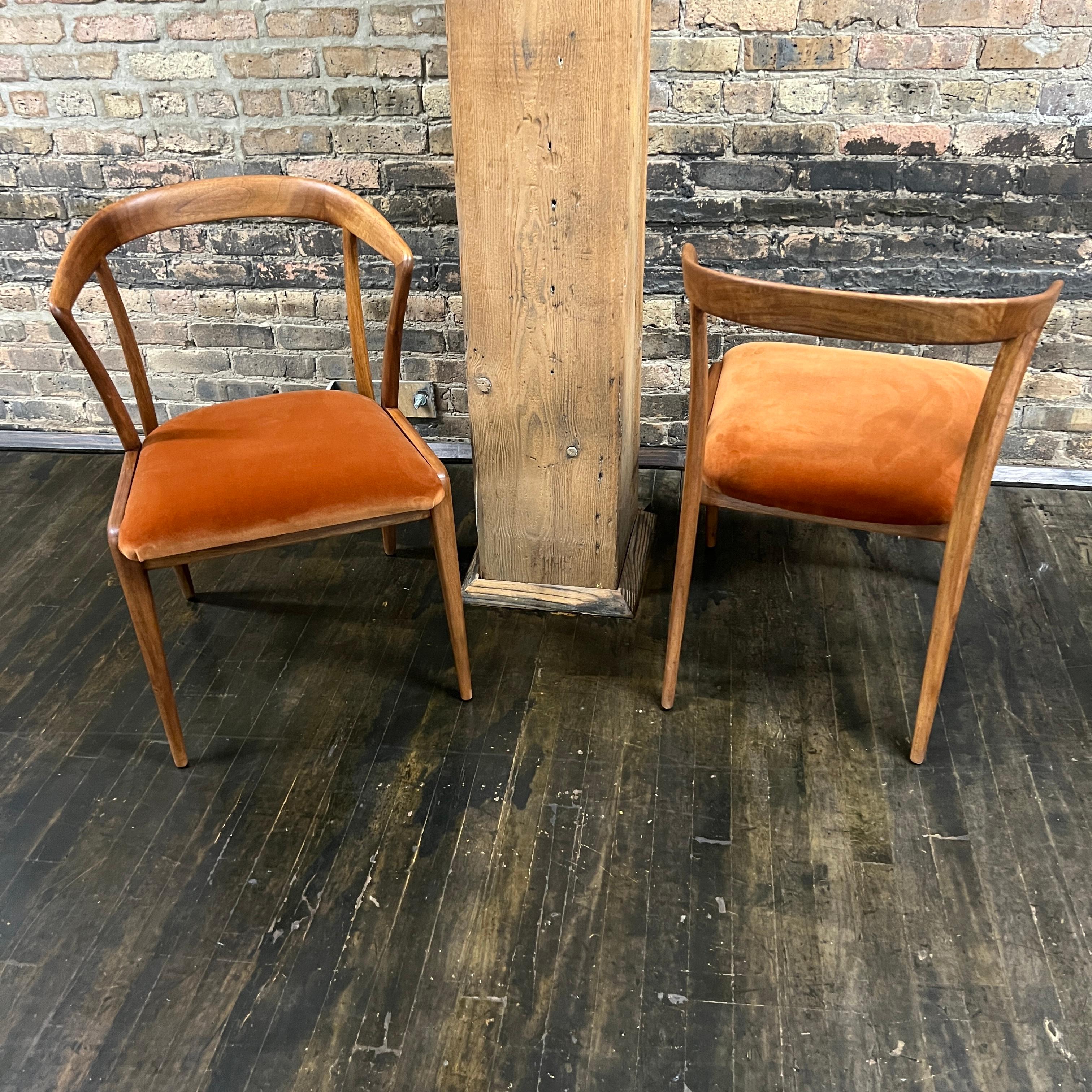 Tappezzeria Coppia di sedie da pranzo in noce della metà del secolo scorso di Bertha Schaefer per Singer and Sons in vendita