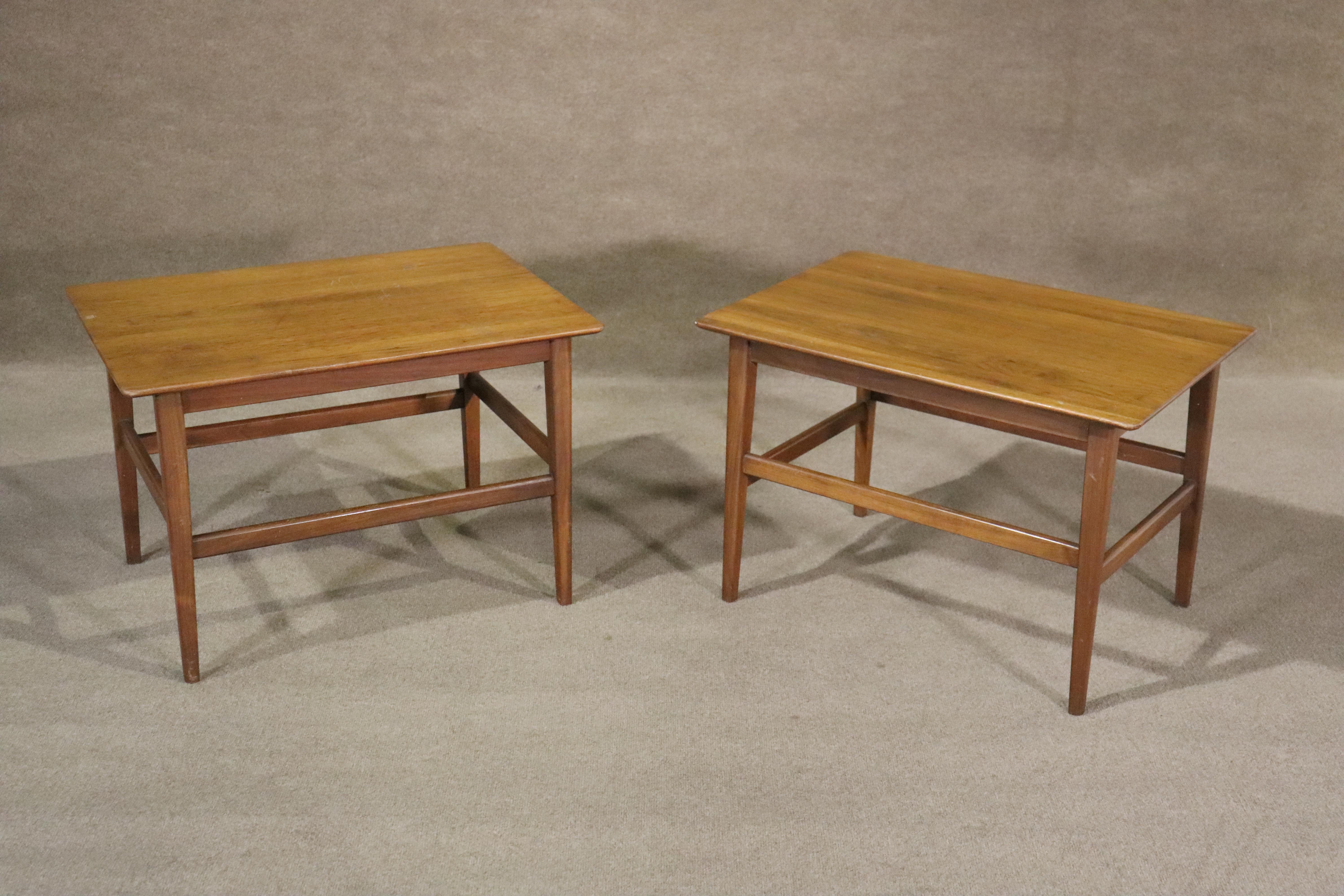 Mid-Century Modern Pair of Mid-Century Walnut End Tables For Sale