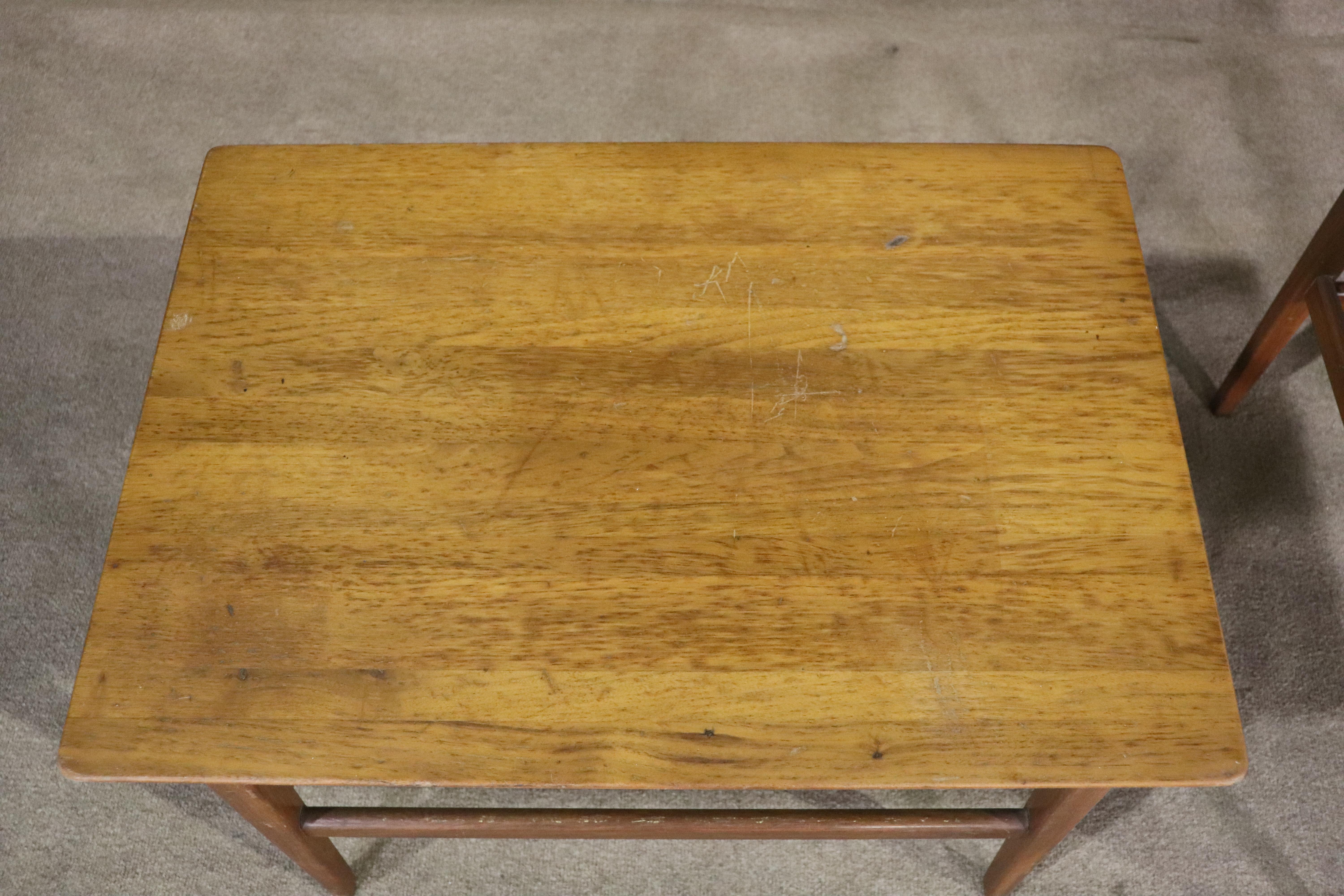 20th Century Pair of Mid-Century Walnut End Tables For Sale