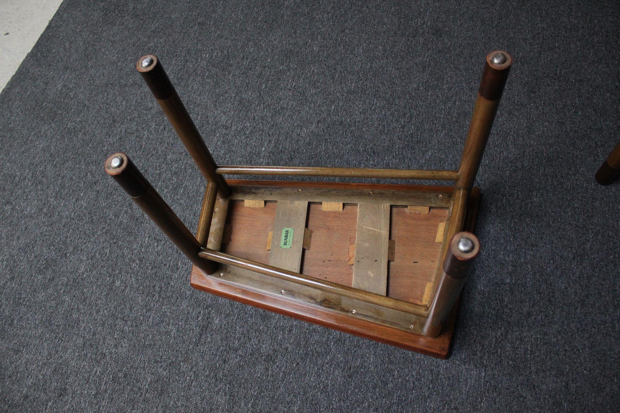 Paire de tables d'appoint en noyer, cuir et acajou du milieu du siècle par Dunbar en vente 5
