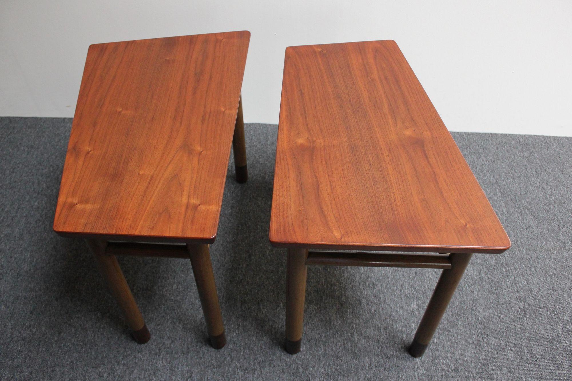 Mid-Century Modern Paire de tables d'appoint en noyer, cuir et acajou du milieu du siècle par Dunbar en vente
