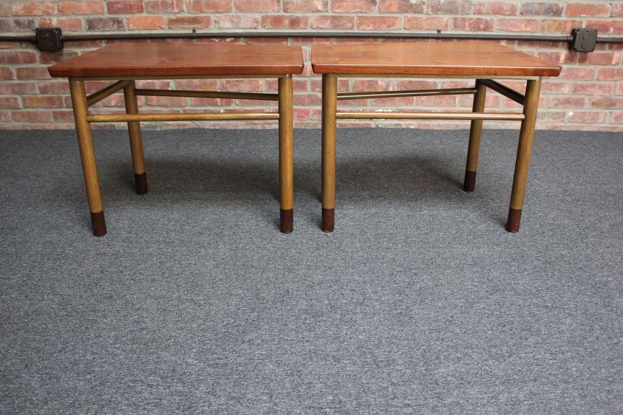 Milieu du XXe siècle Paire de tables d'appoint en noyer, cuir et acajou du milieu du siècle par Dunbar en vente