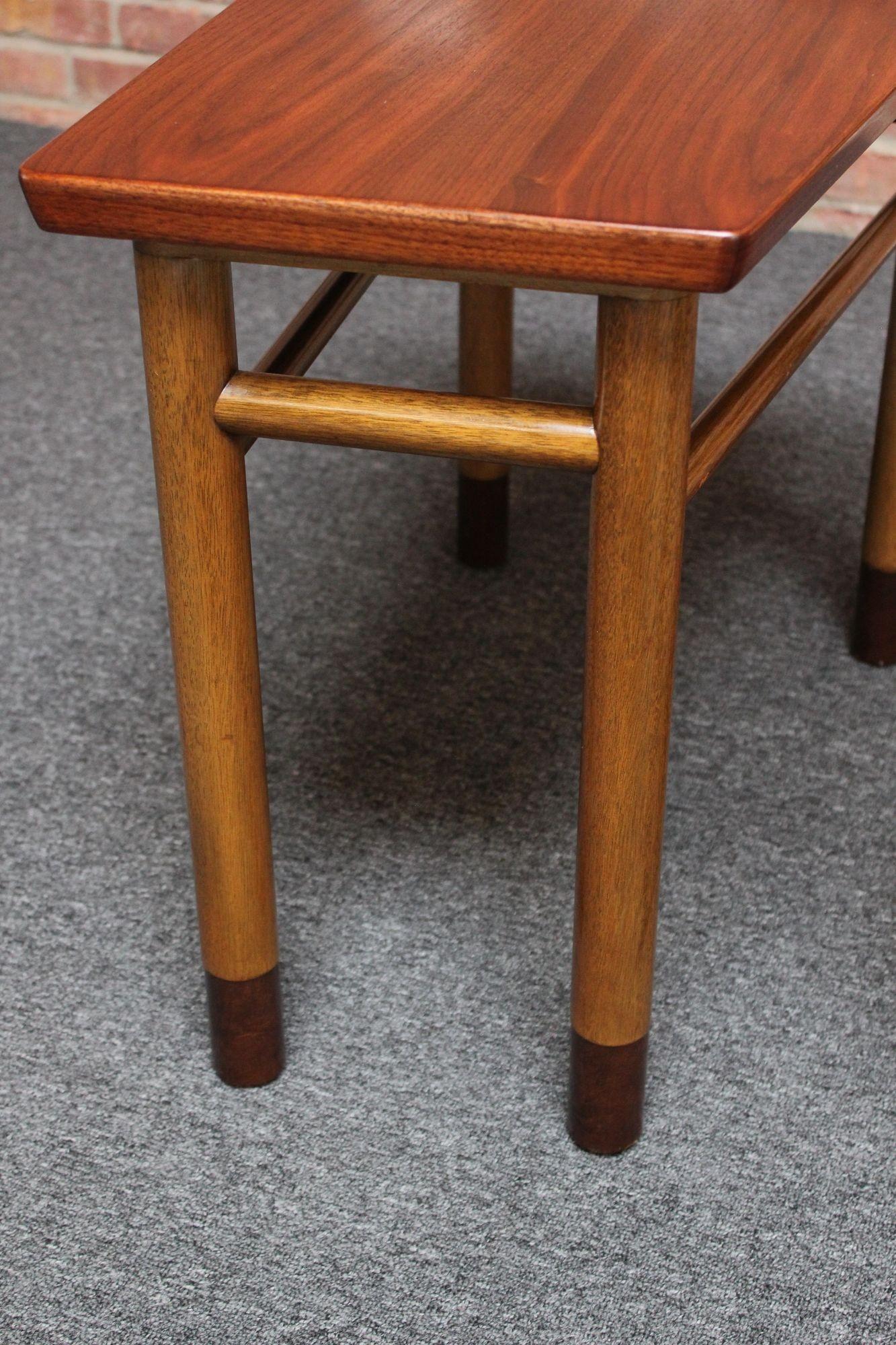 Paire de tables d'appoint en noyer, cuir et acajou du milieu du siècle par Dunbar en vente 2