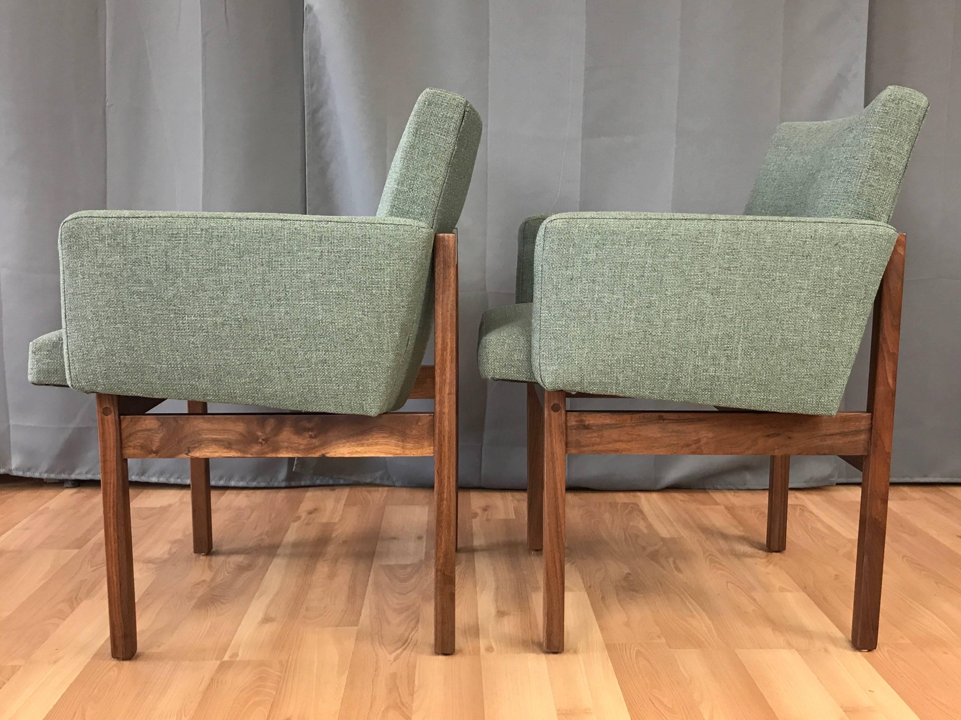 Scandinavian Modern Pair of Midcentury Walnut Lounge Chairs Attributed to Jens Risom
