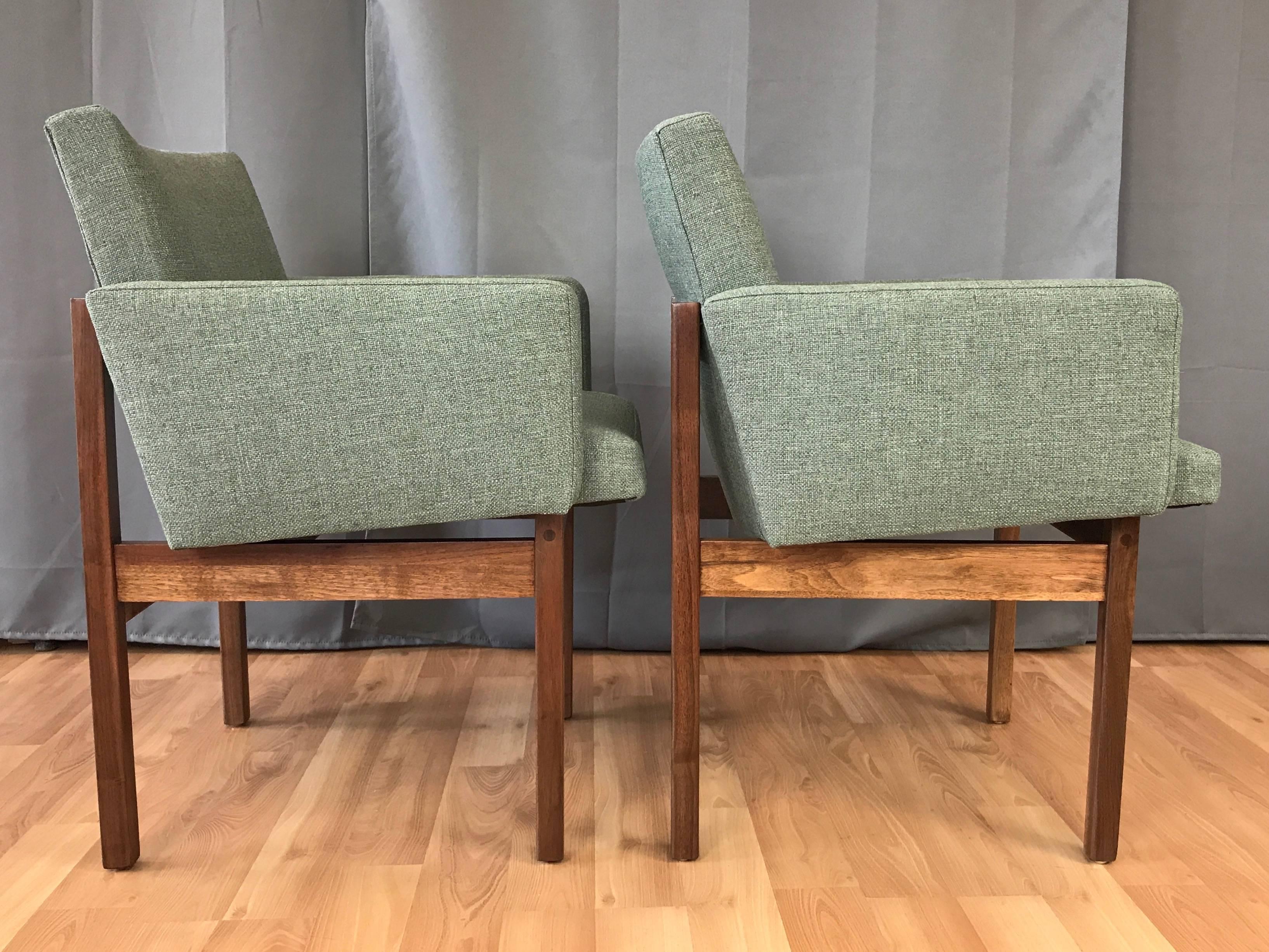 Pair of Midcentury Walnut Lounge Chairs Attributed to Jens Risom In Good Condition In San Francisco, CA