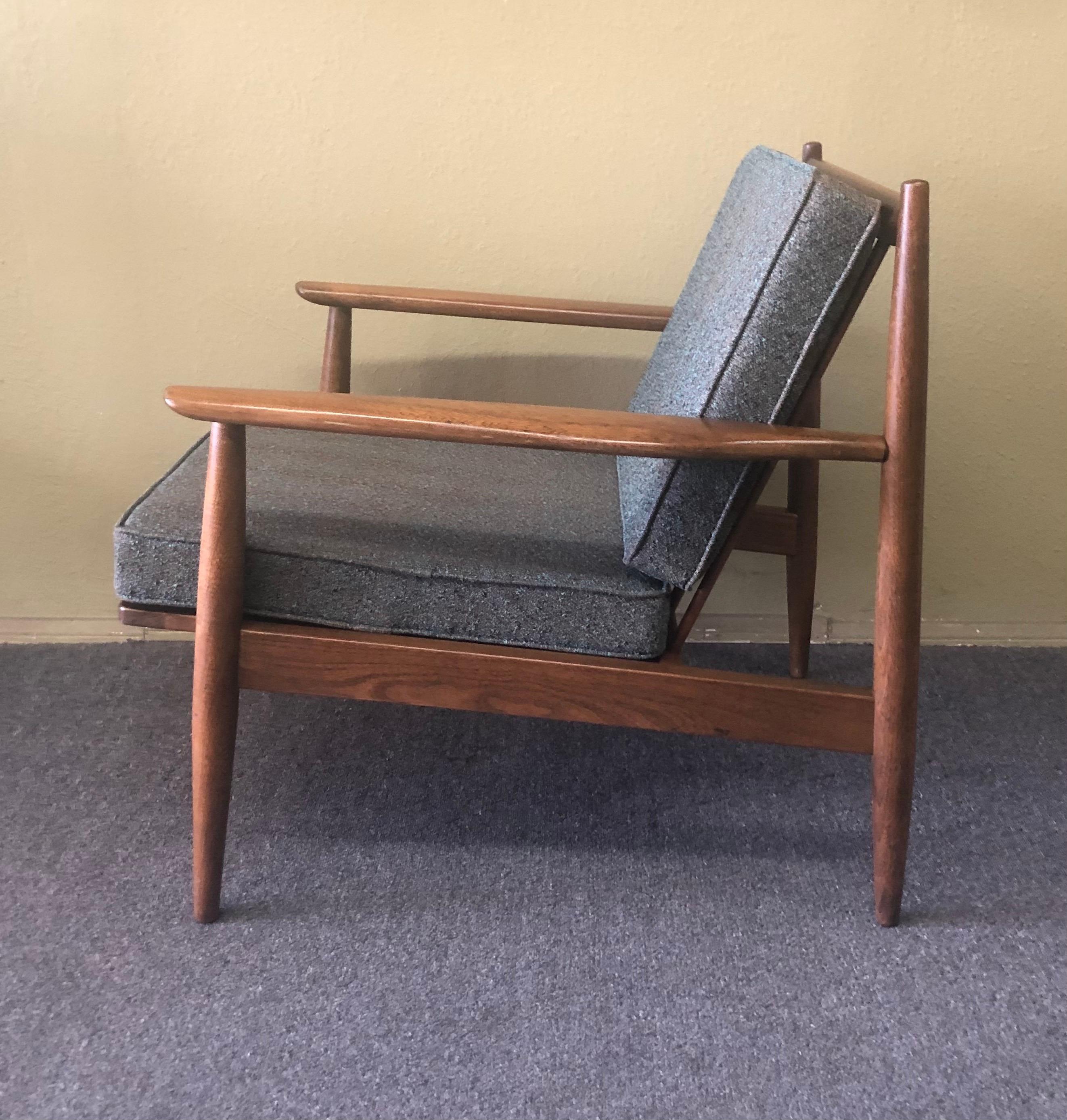 Pair of Midcentury Walnut Lounge Chairs by Viko Baumritter for Baumritter In Good Condition In San Diego, CA