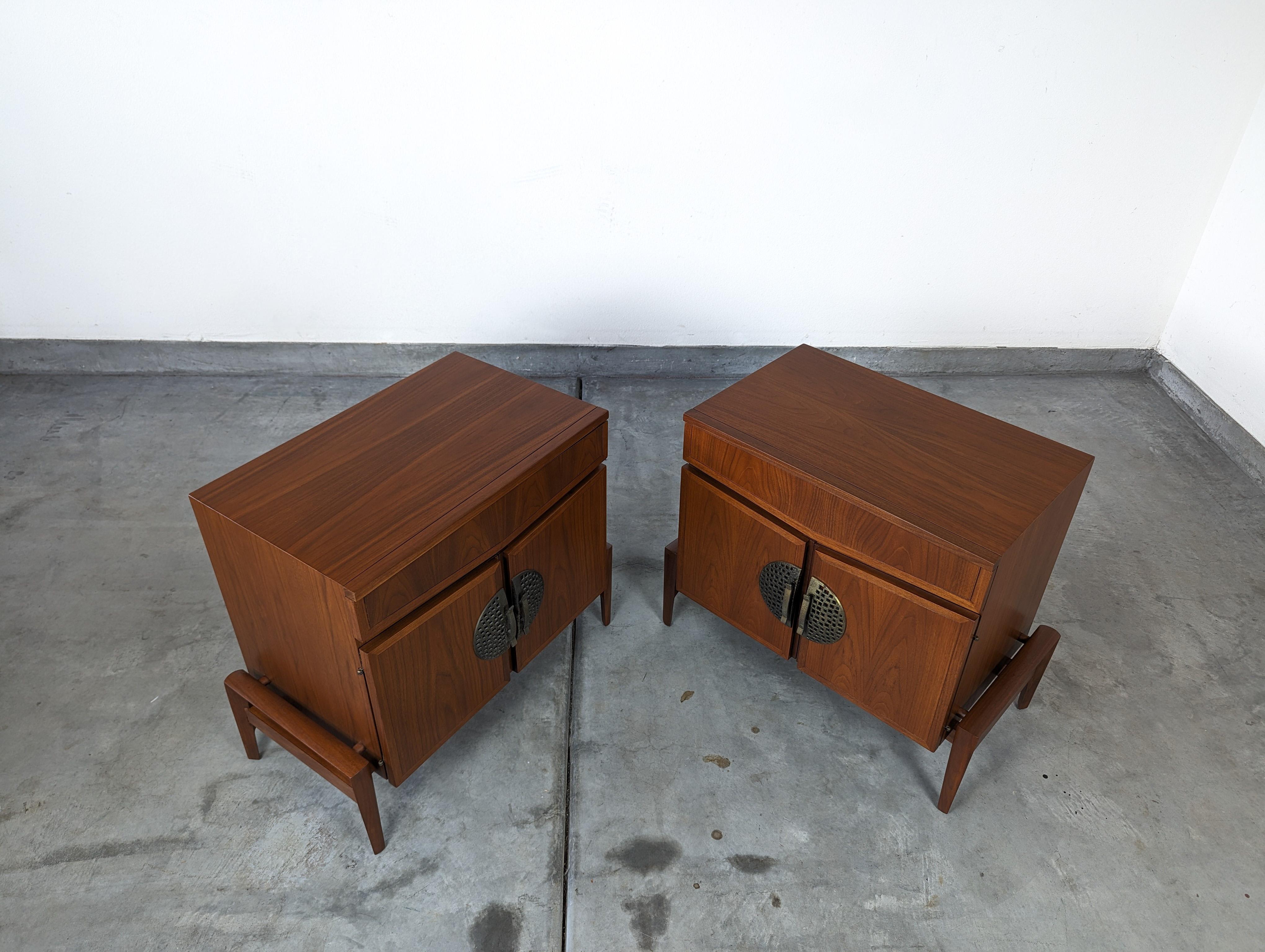 Pair of Mid Century Walnut Nightstands by Helen Hobey For Baker, 1960s For Sale 6