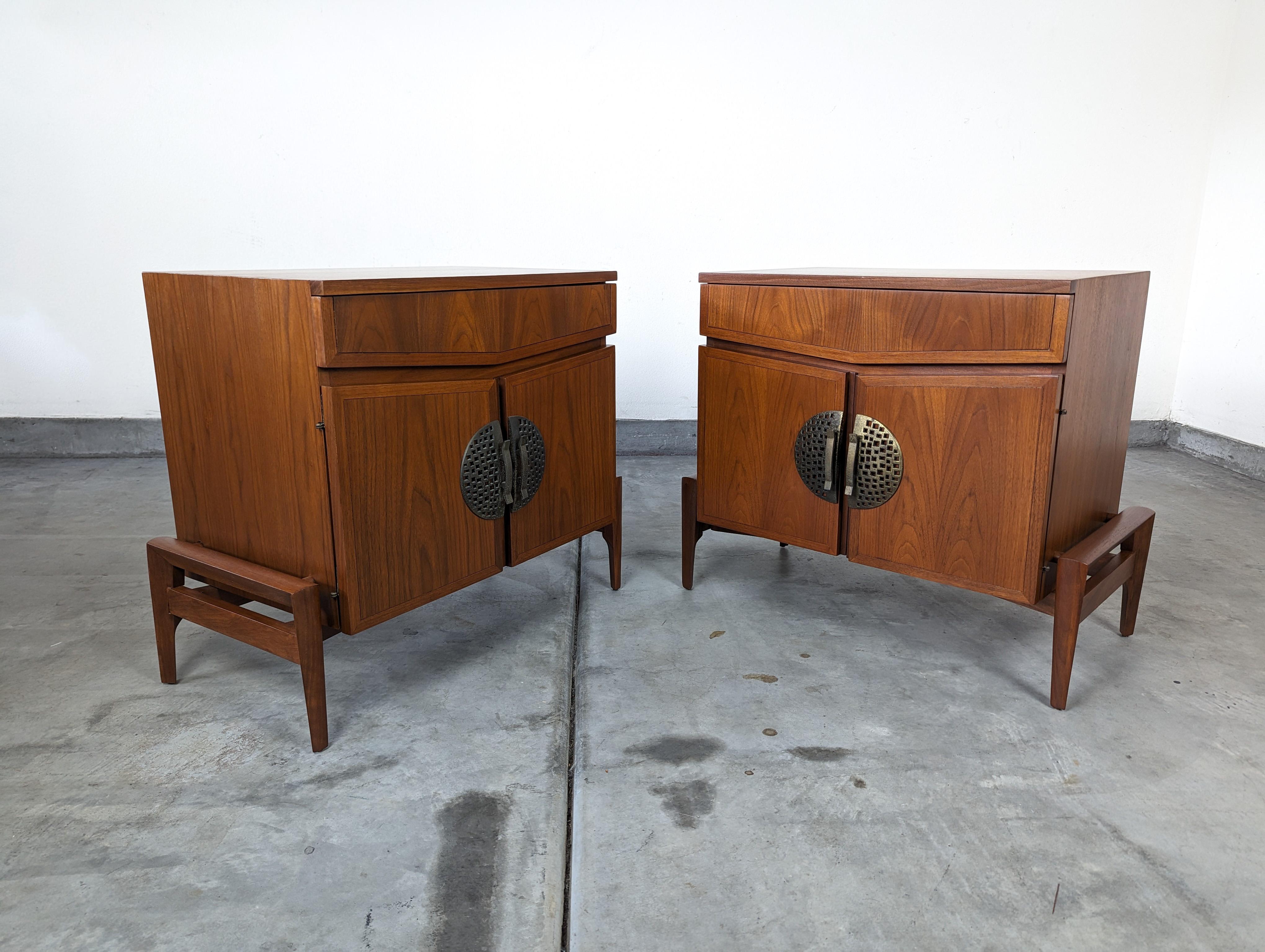 Pair of Mid Century Walnut Nightstands by Helen Hobey For Baker, 1960s For Sale 7