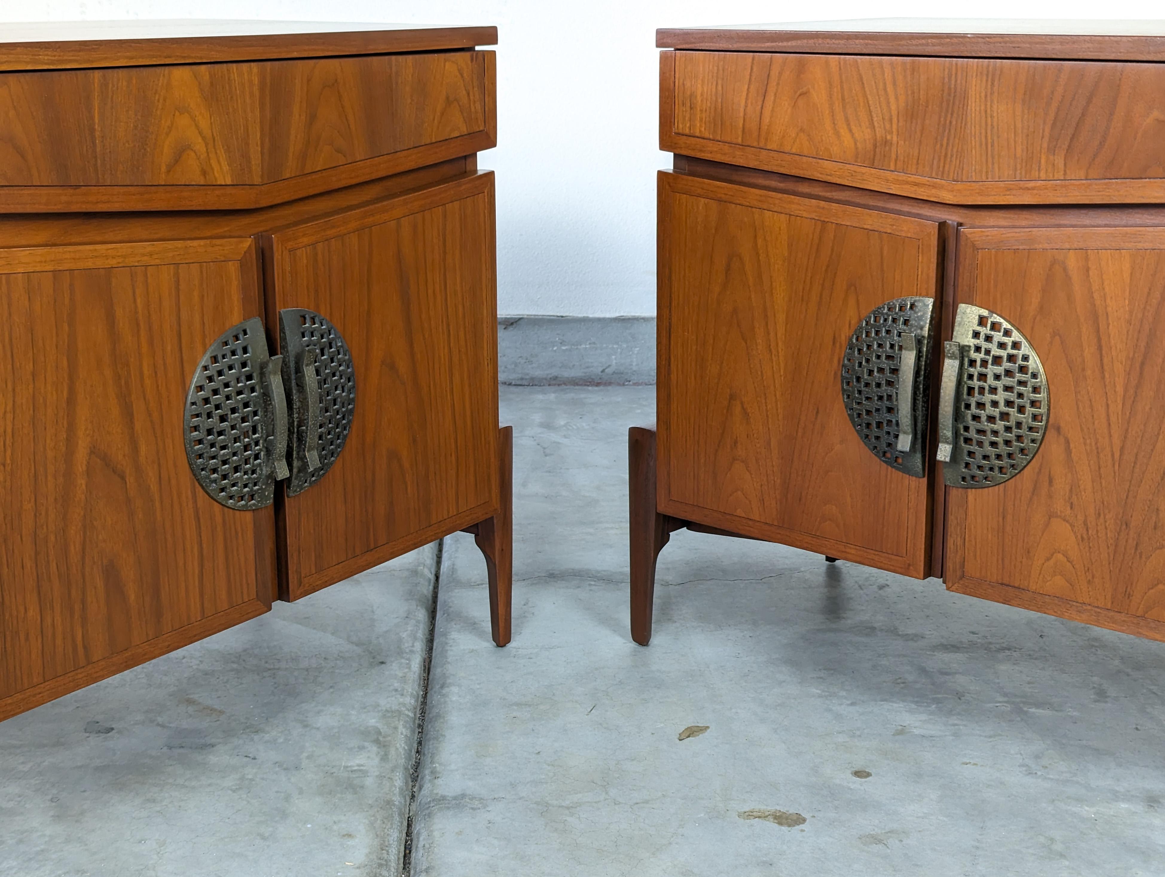 Pair of Mid Century Walnut Nightstands by Helen Hobey For Baker, 1960s For Sale 9