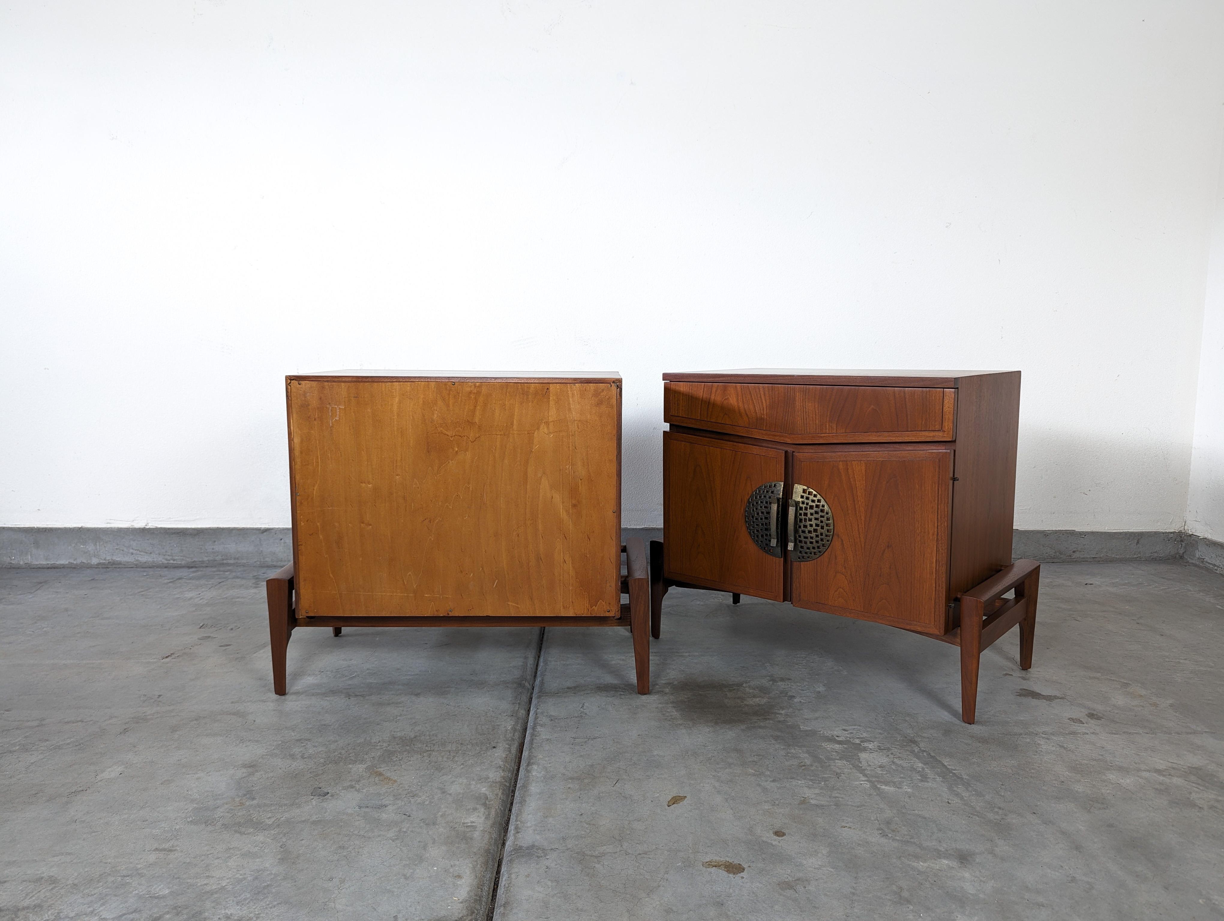 Pair of Mid Century Walnut Nightstands by Helen Hobey For Baker, 1960s For Sale 2