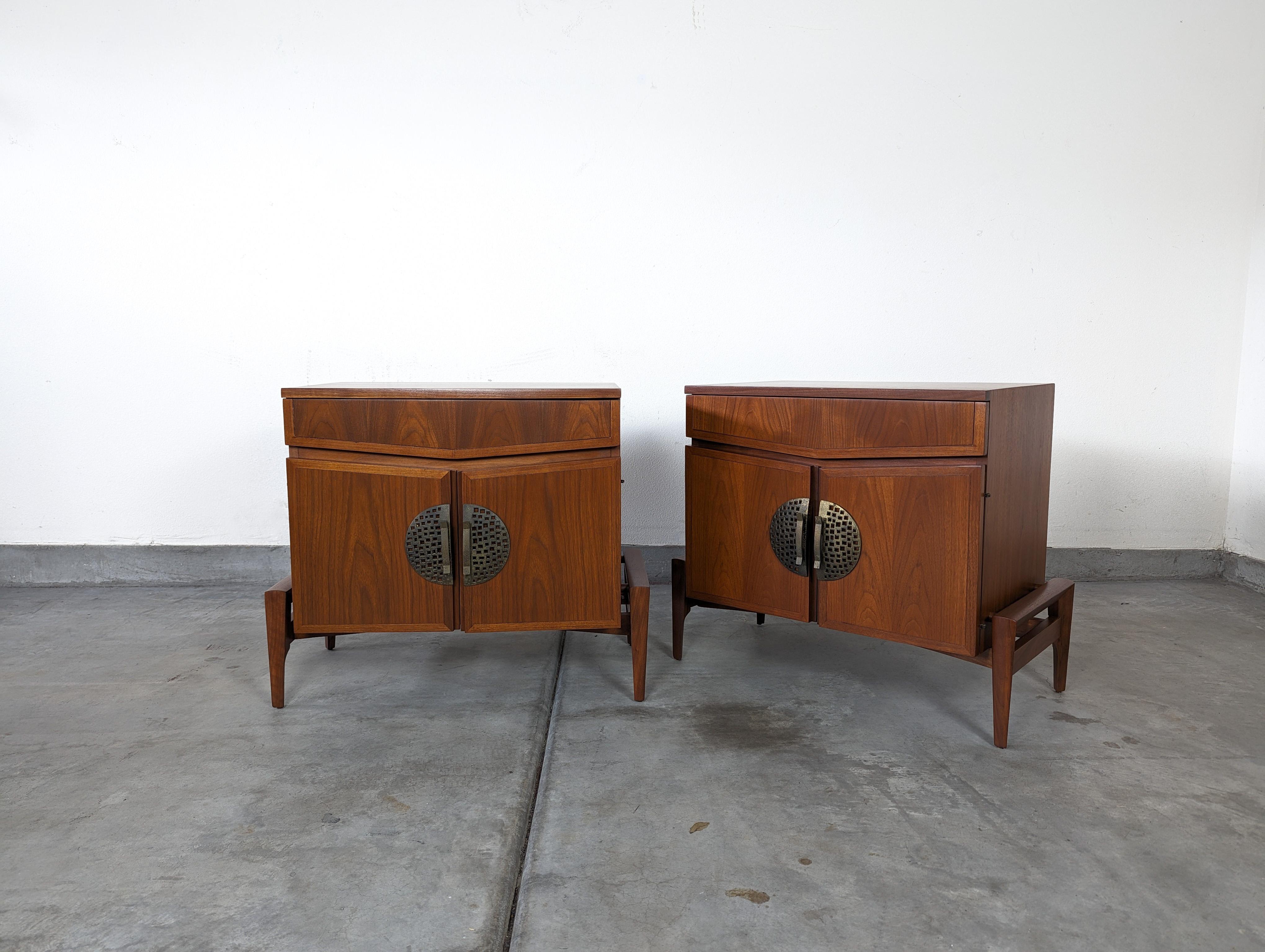 Pair of Mid Century Walnut Nightstands by Helen Hobey For Baker, 1960s For Sale 3