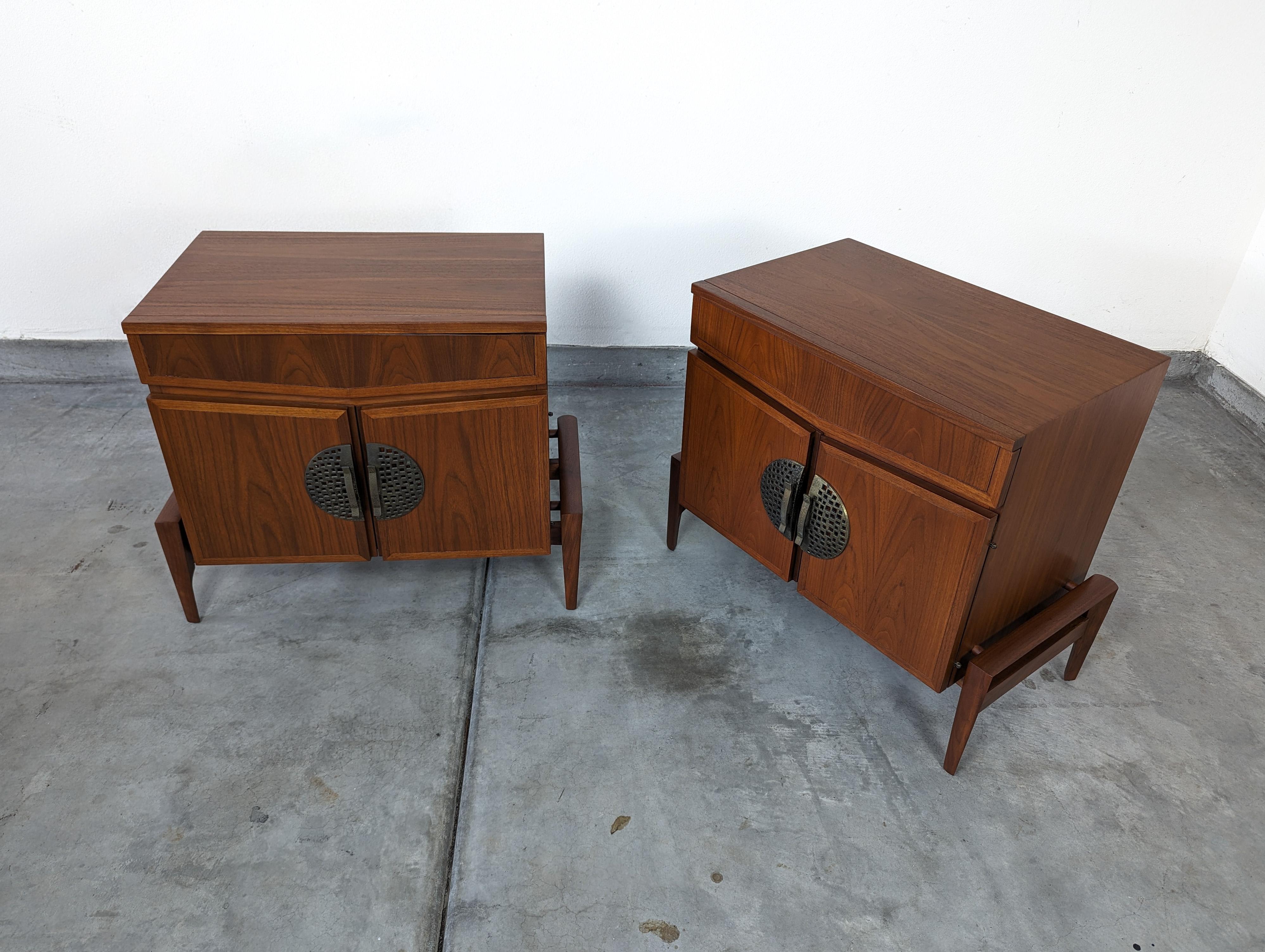 Pair of Mid Century Walnut Nightstands by Helen Hobey For Baker, 1960s For Sale 4