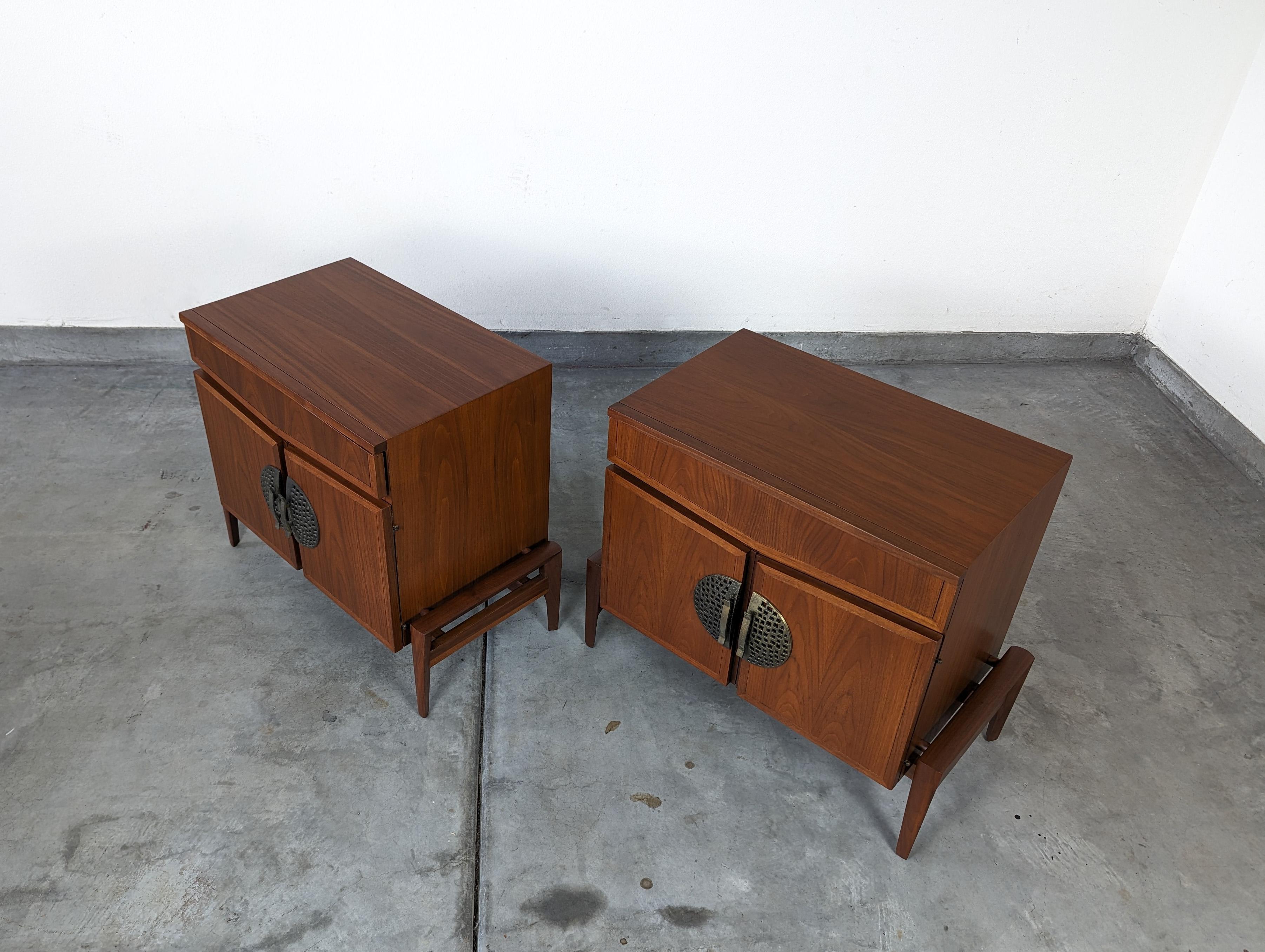 Pair of Mid Century Walnut Nightstands by Helen Hobey For Baker, 1960s For Sale 5