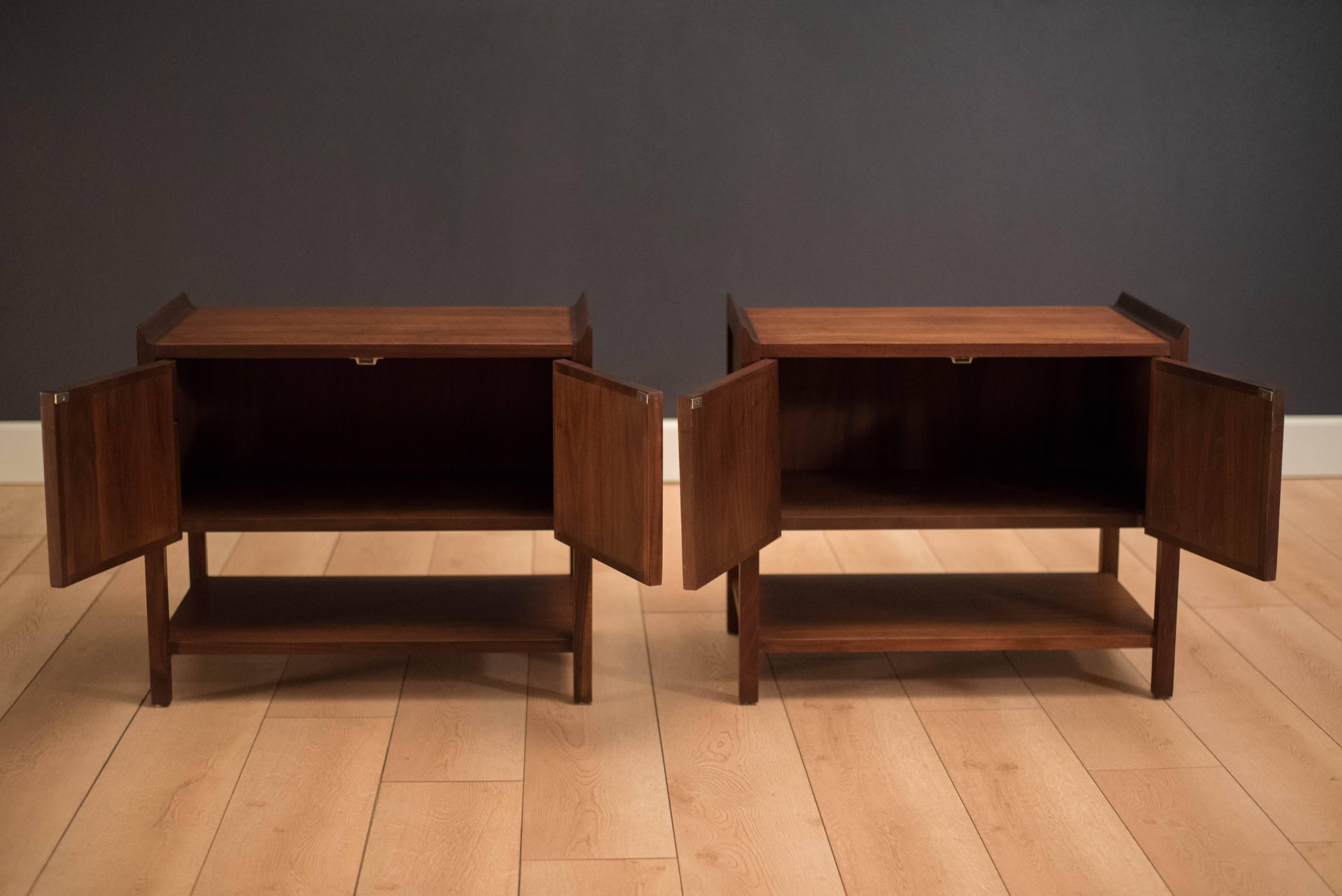 Mid-Century Modern Pair of Mid Century Walnut Nightstands