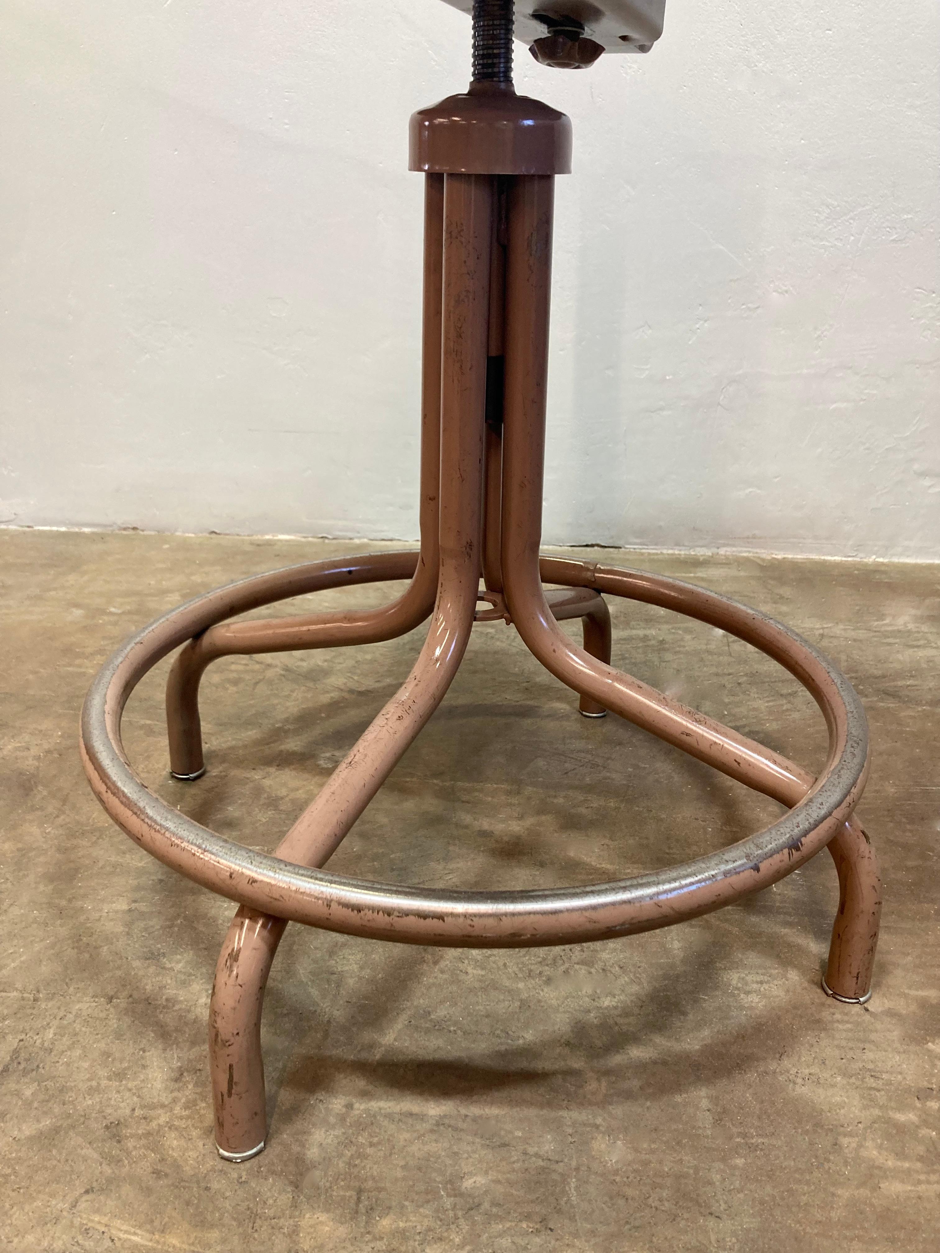 Pareja de taburetes de redacción Welch de mediados de siglo, Pareja de 2 en venta 5