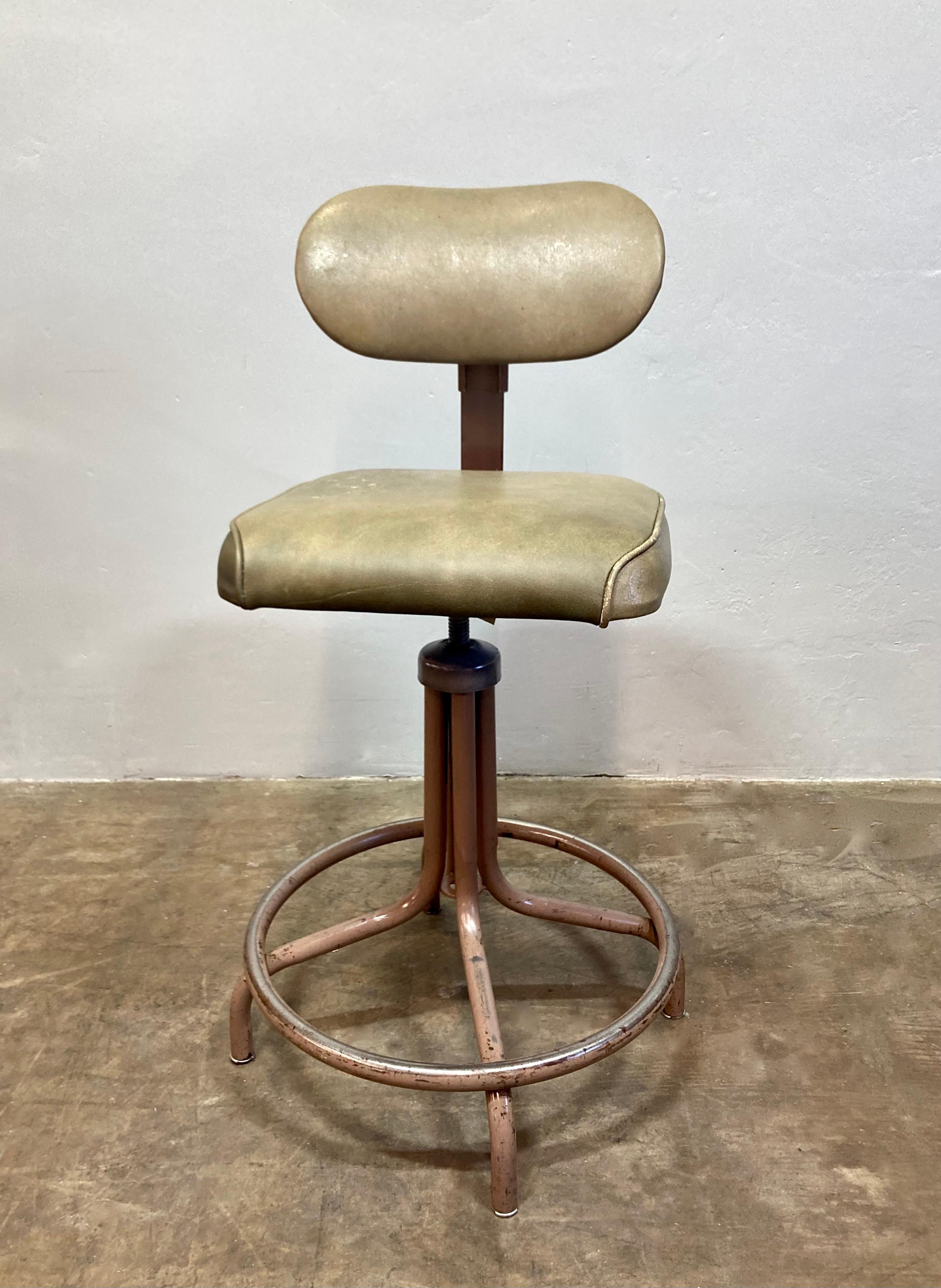 Taburete de redacción de mediados de siglo, fabricado por Welch Metal Products. El asiento y el respaldo acolchado están recién retapizados con cuero recuperado. Diseño clásico de la era industrial, todo fabricado en acero en EEUU. 

Trabajos de