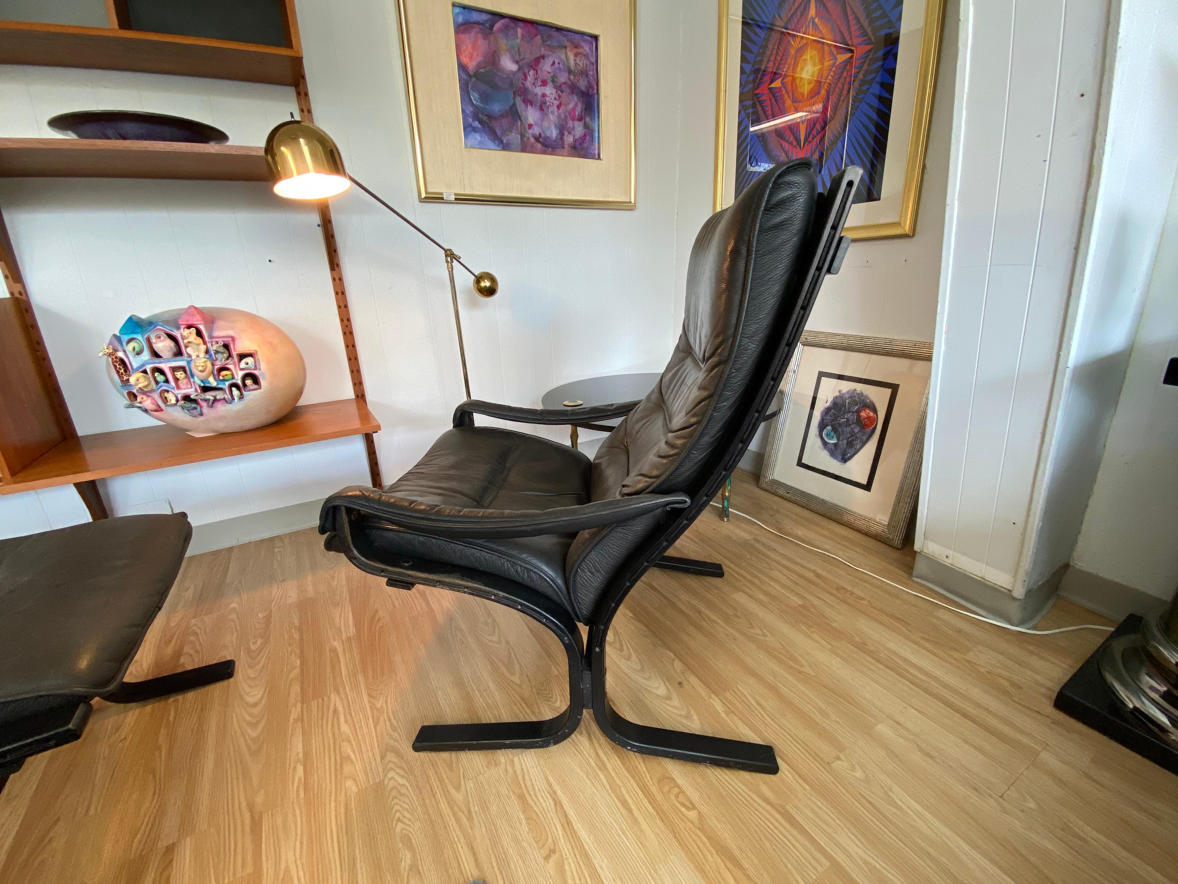 Pair of Mid-Century Westnofa Siesta Lounge Chairs with Ottomans 4