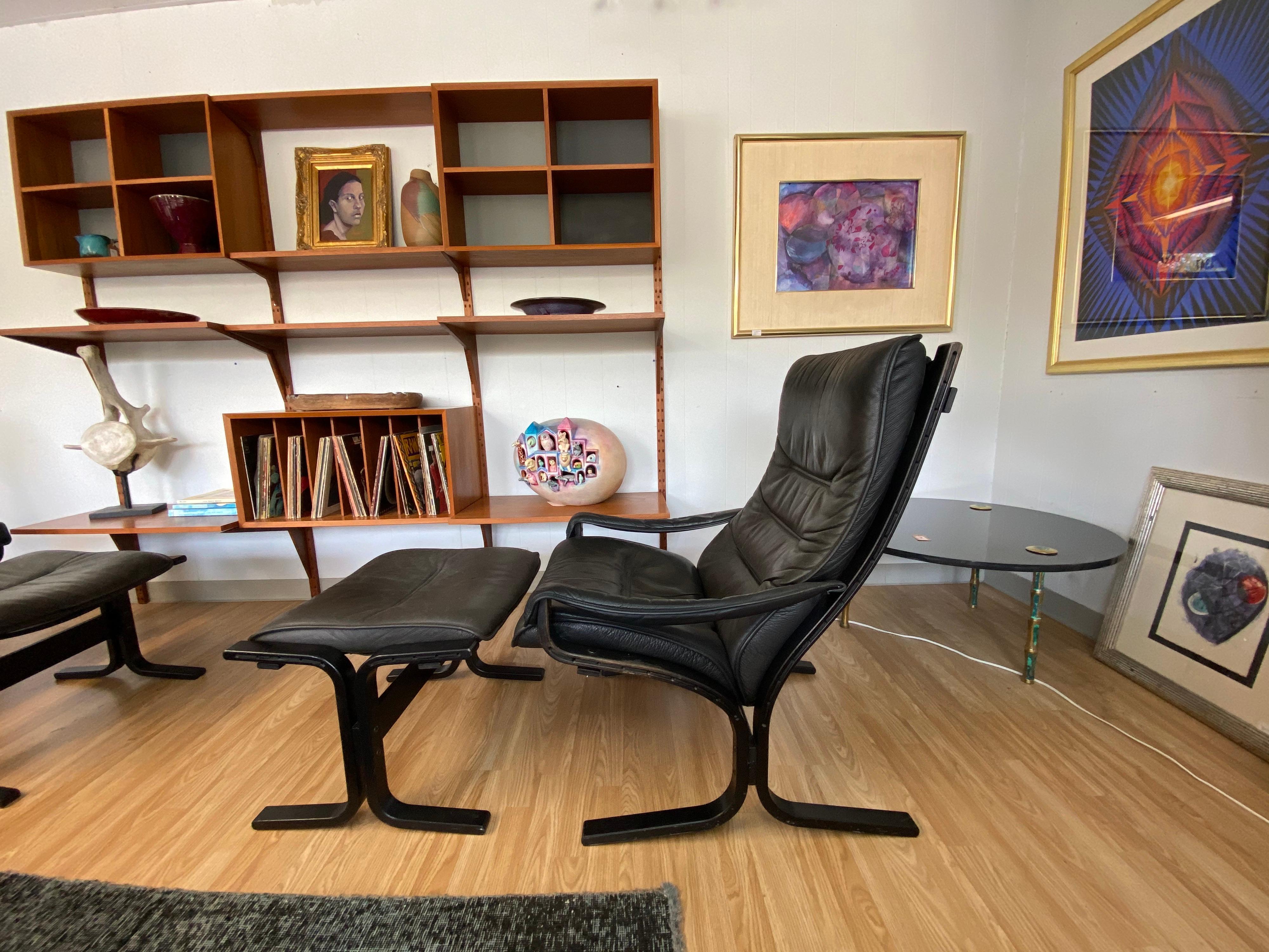 Mid-Century Modern Pair of Mid-Century Westnofa Siesta Lounge Chairs with Ottomans