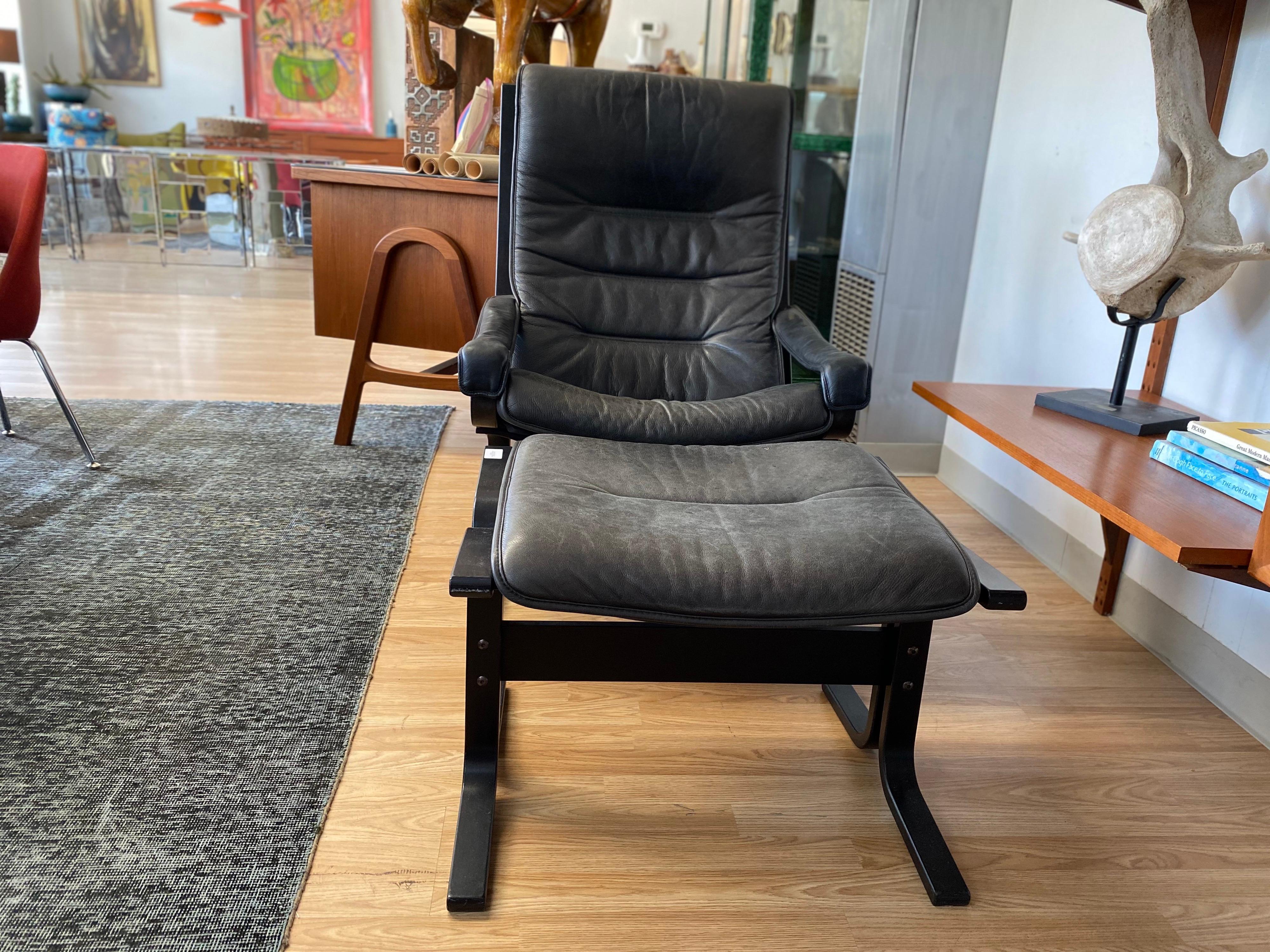 Norwegian Pair of Mid-Century Westnofa Siesta Lounge Chairs with Ottomans