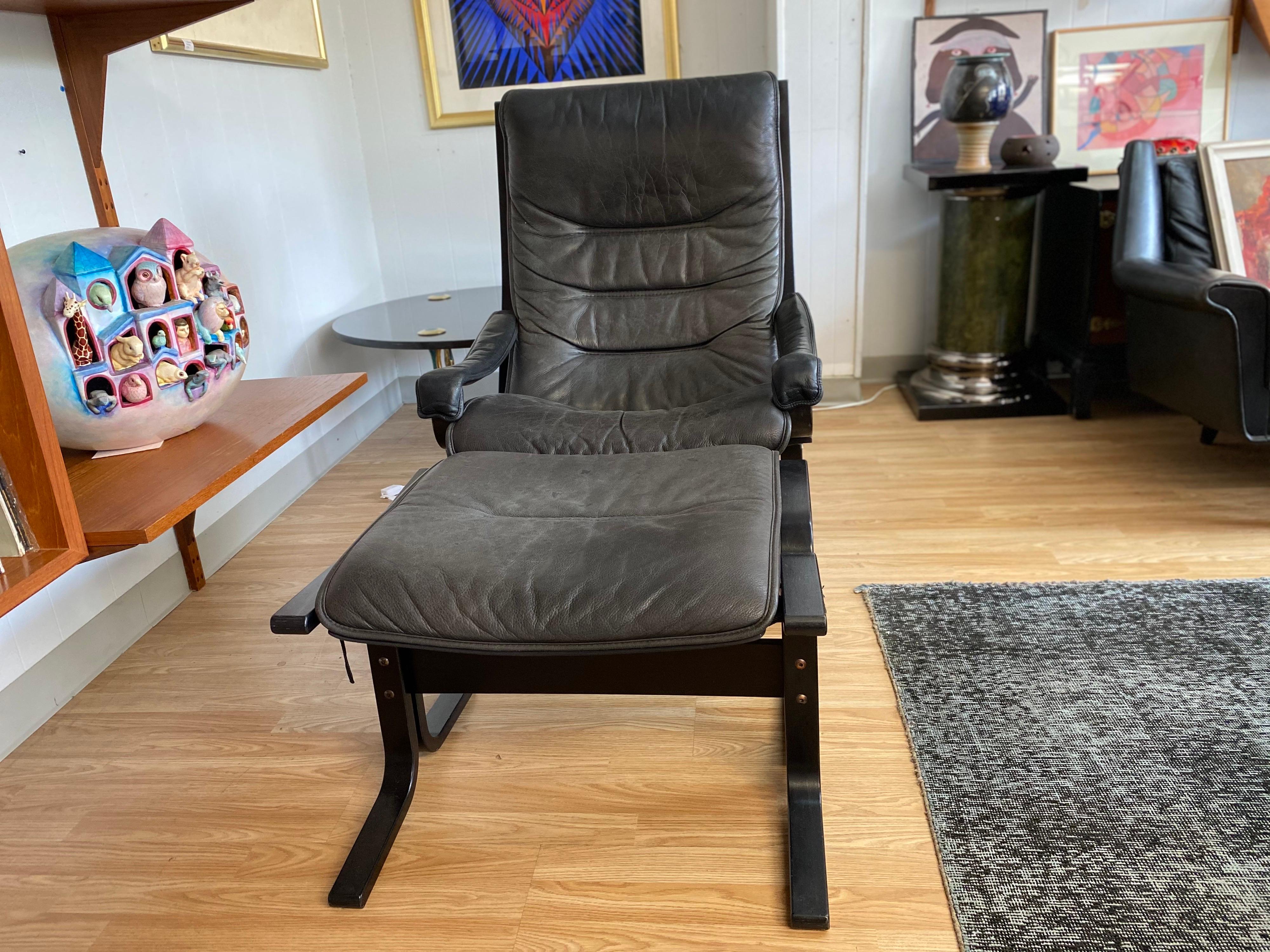 Pair of Mid-Century Westnofa Siesta Lounge Chairs with Ottomans In Good Condition In San Antonio, TX