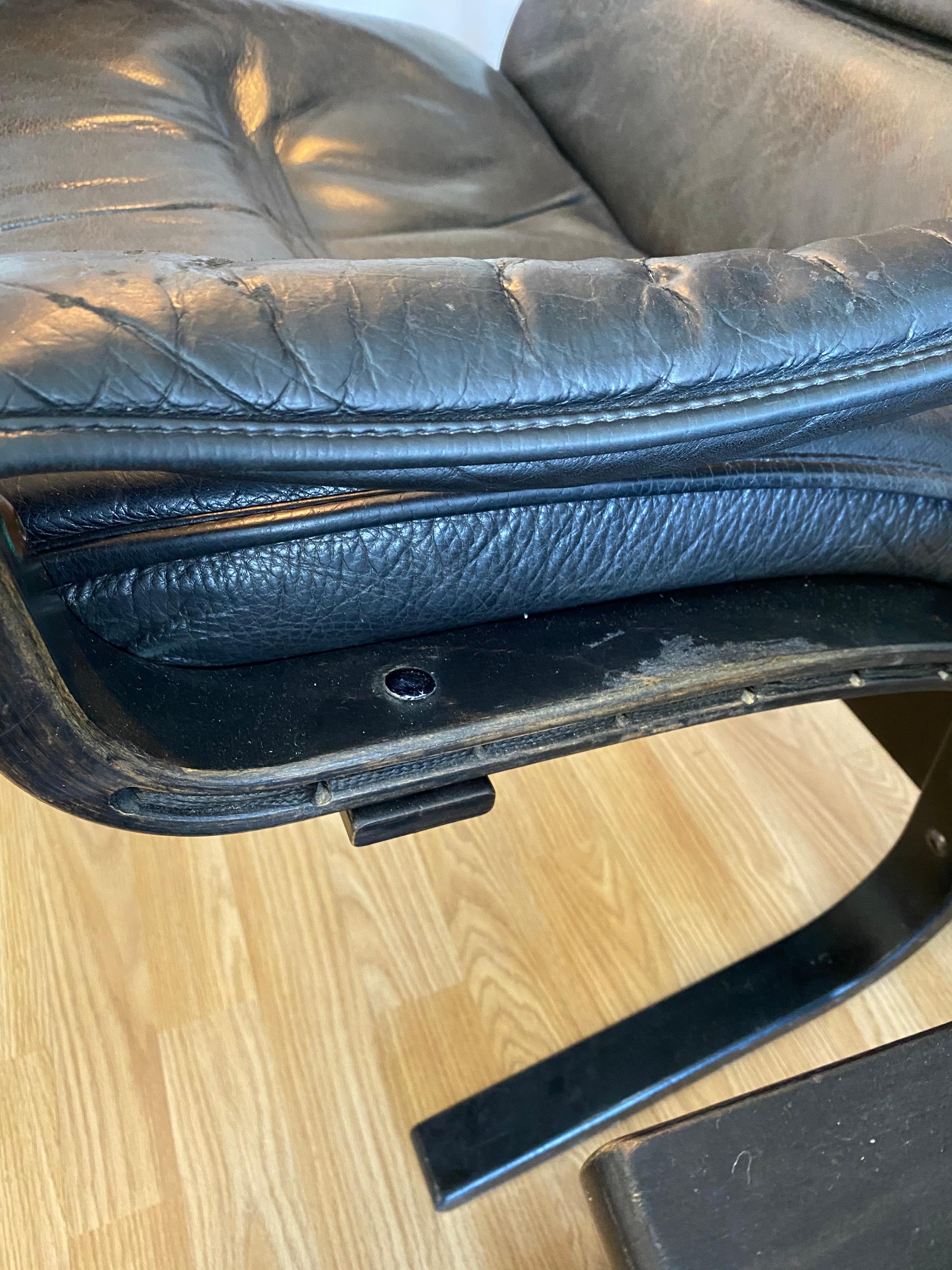 Leather Pair of Mid-Century Westnofa Siesta Lounge Chairs with Ottomans
