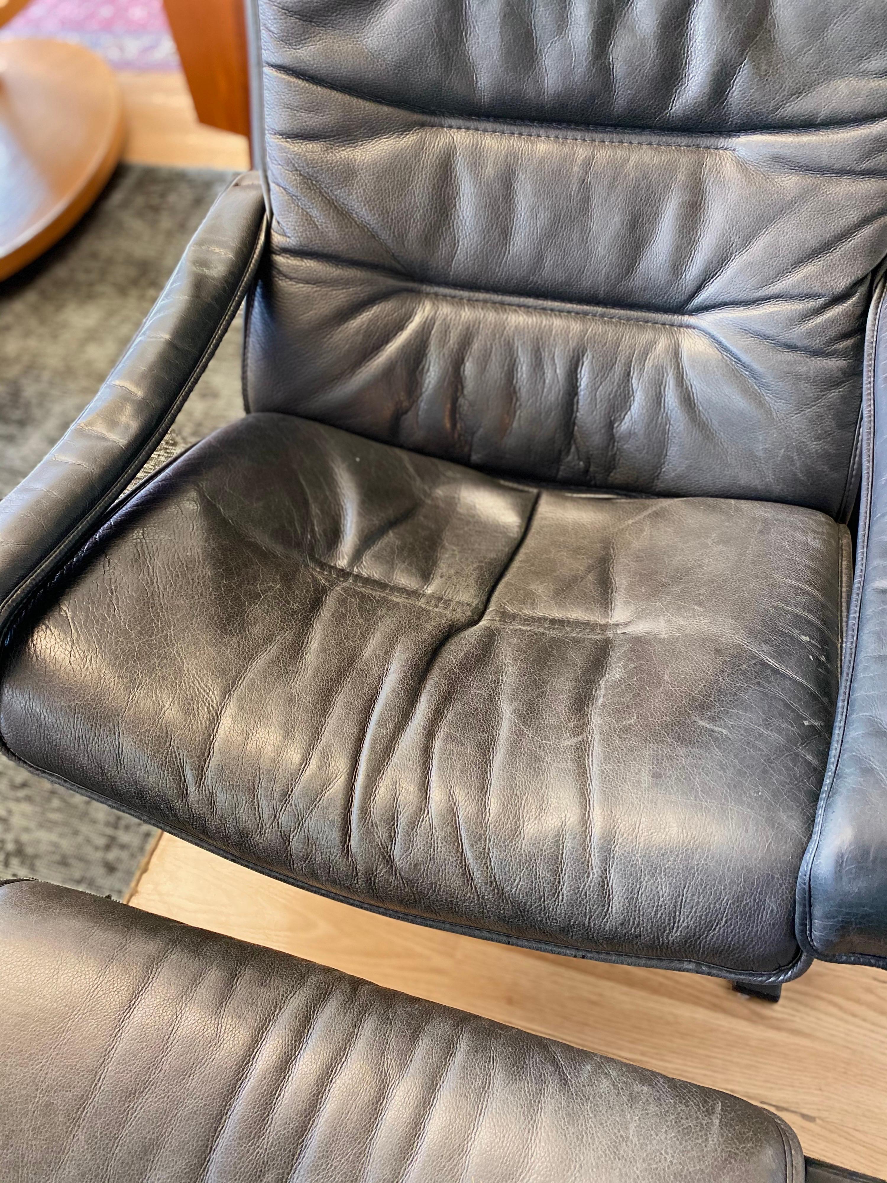 Pair of Mid-Century Westnofa Siesta Lounge Chairs with Ottomans 1
