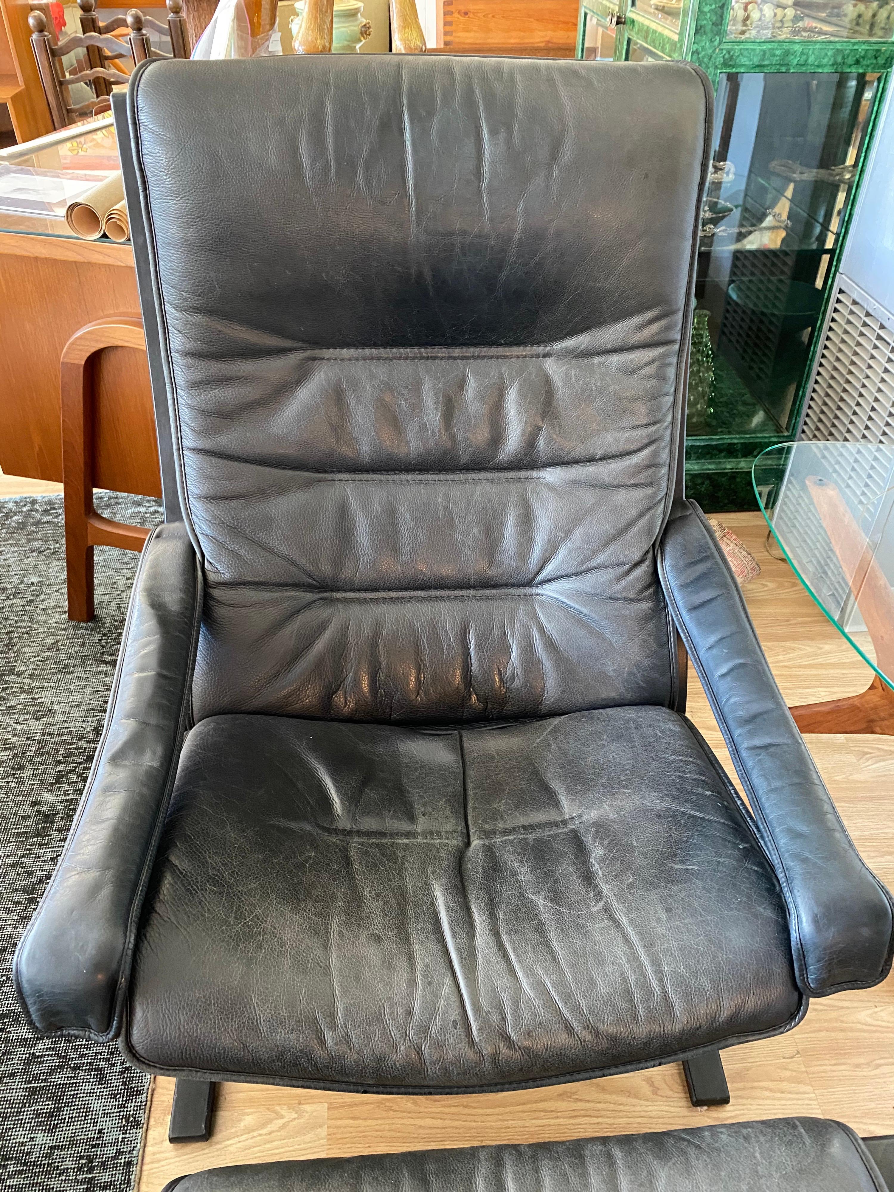 Pair of Mid-Century Westnofa Siesta Lounge Chairs with Ottomans 2
