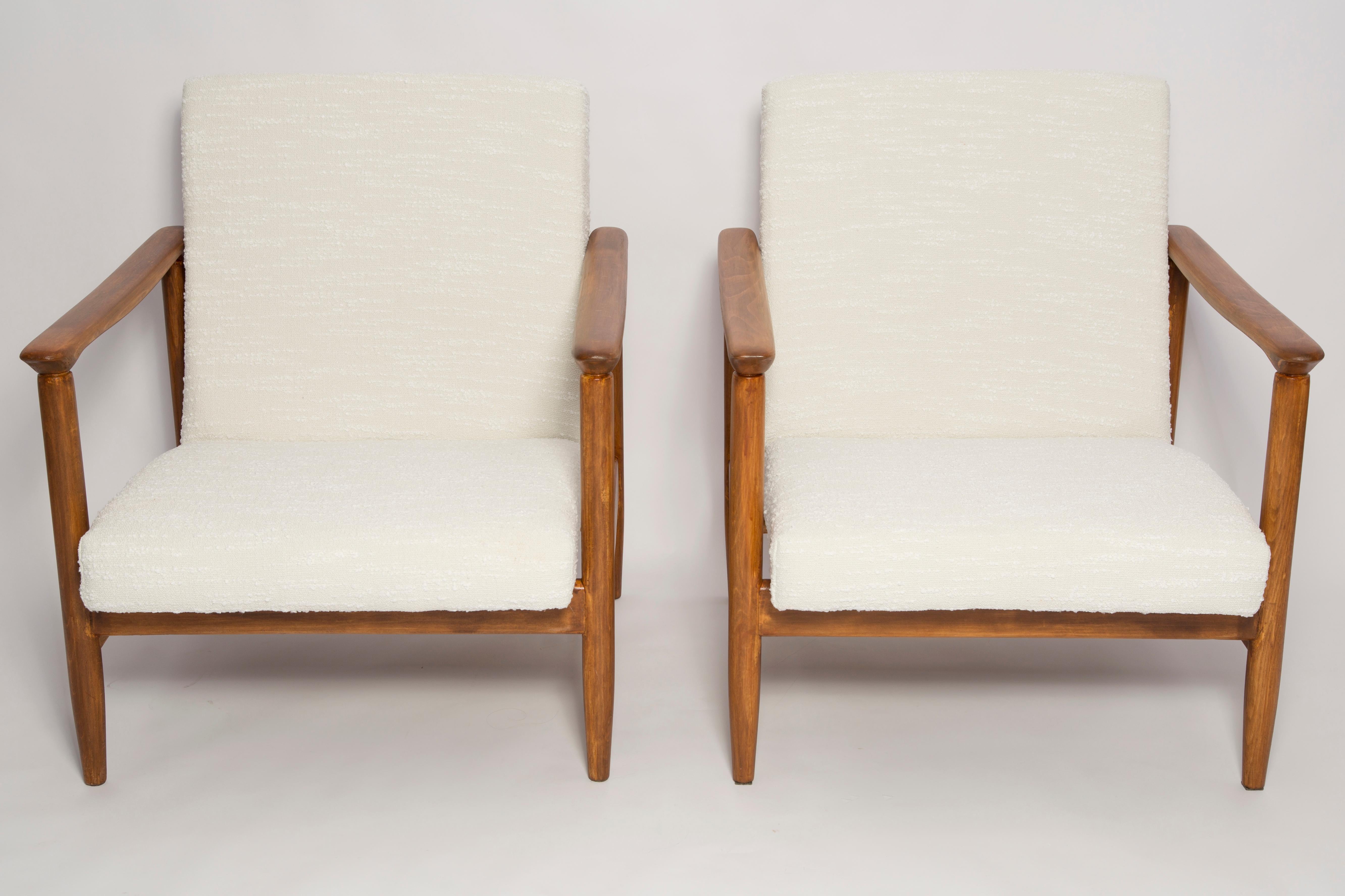 Pair of Mid Century White Boucle Armchairs and Table, Edmund Homa, Europe, 1960s For Sale 4