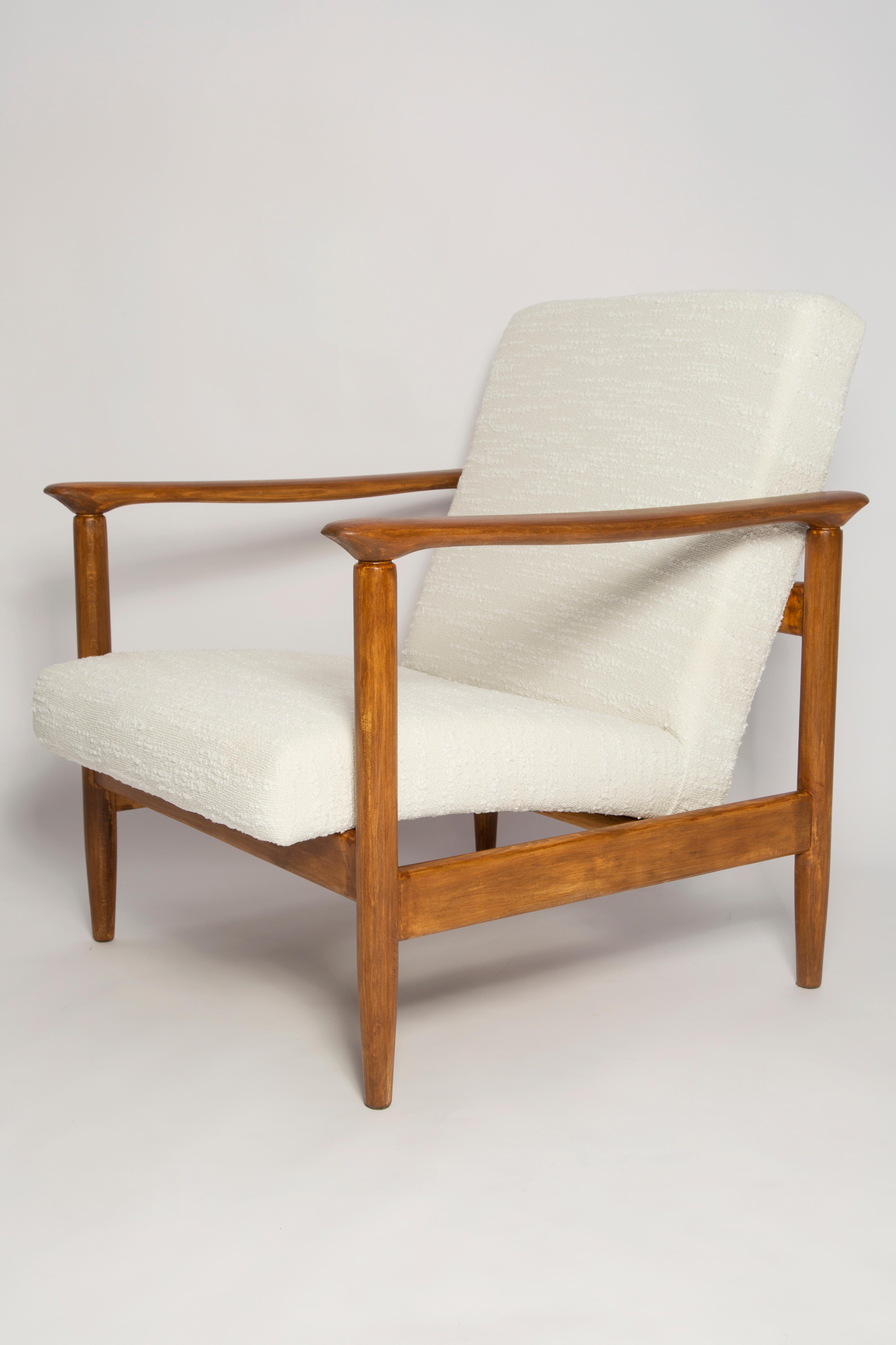 Ein Paar weiße Boucle-Sessel und Tisch aus der Mitte des Jahrhunderts, Edmund Homa, Europa, 1960er Jahre im Angebot 7