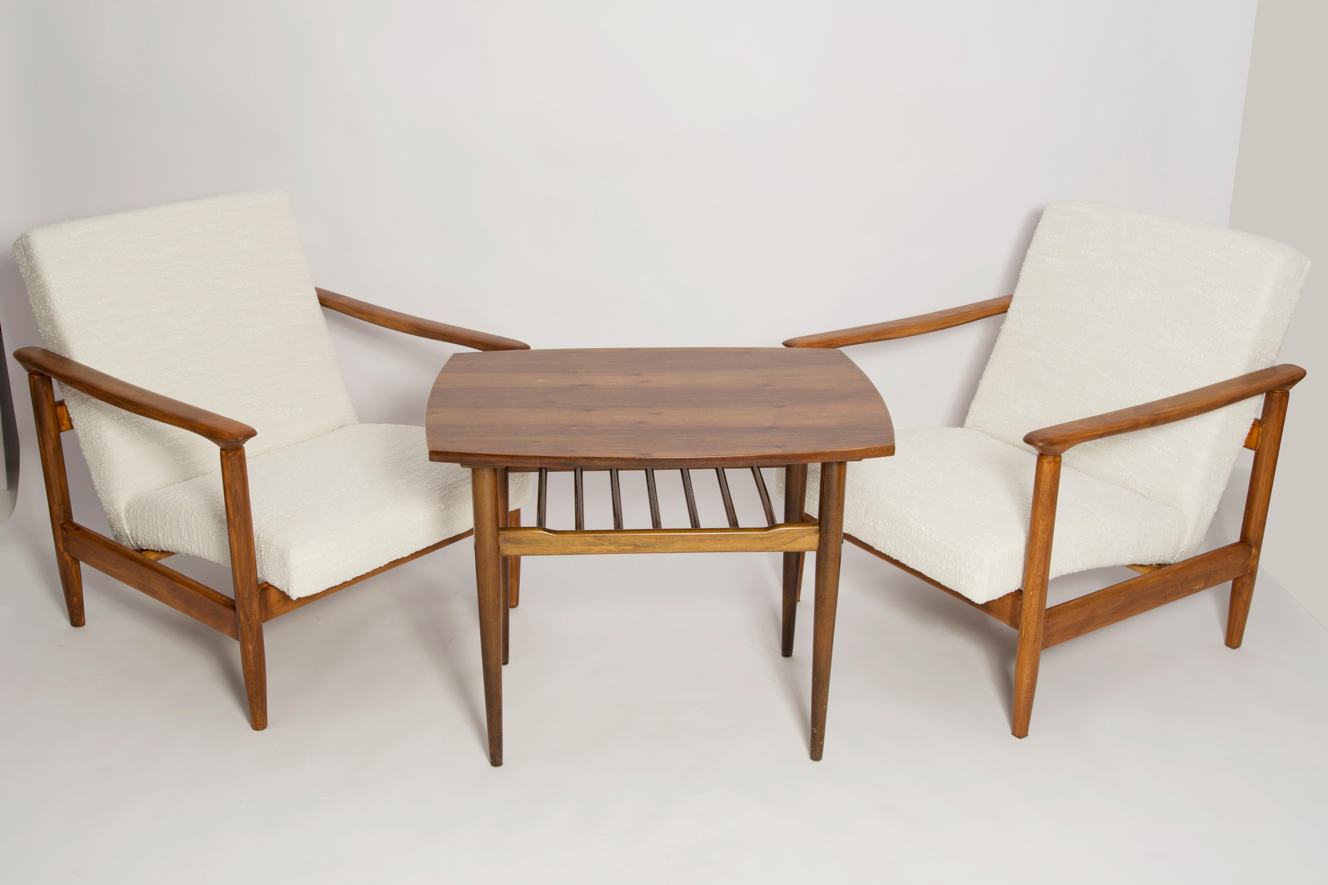 Schöner weißer Boucle-Sessel GFM-142, entworfen von Edmund Homa, einem polnischen Architekten, Designer von Industriedesign und Innenarchitektur, Professor an der Akademie der Schönen Künste in Danzig. 

Der Sessel wurde in den 1960er Jahren in