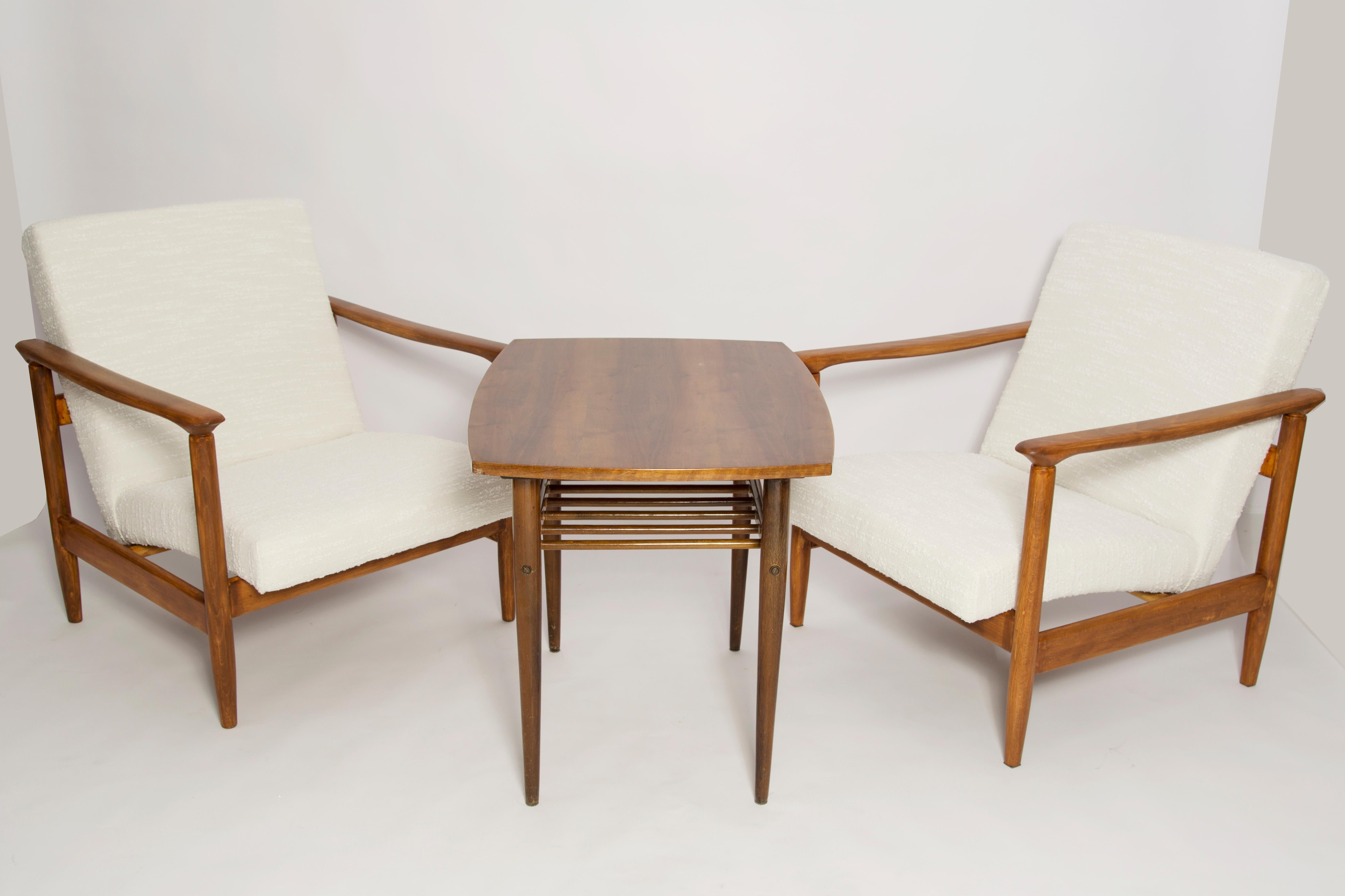 Ein Paar weiße Boucle-Sessel und Tisch aus der Mitte des Jahrhunderts, Edmund Homa, Europa, 1960er Jahre (Moderne der Mitte des Jahrhunderts) im Angebot