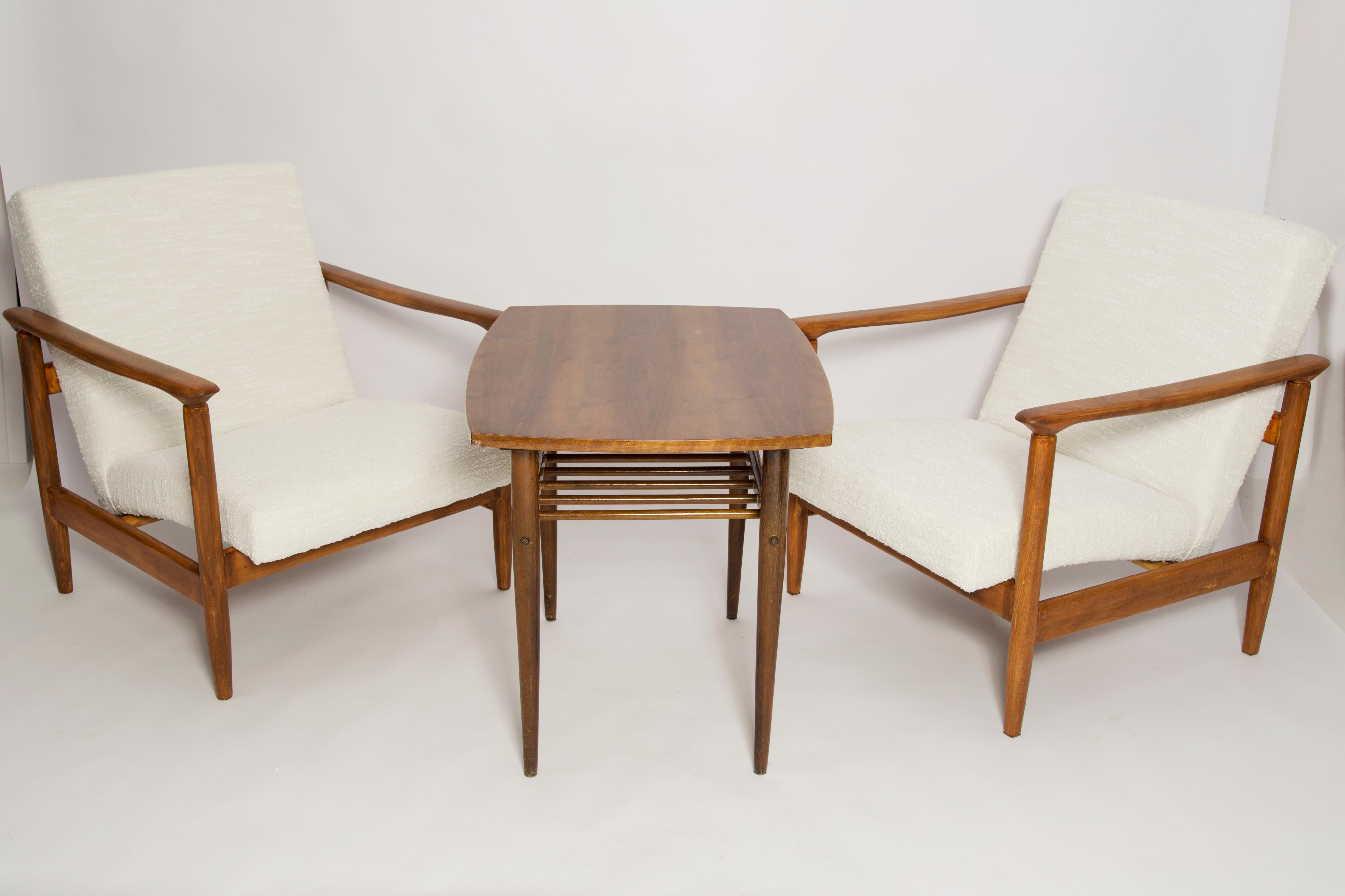 Ein Paar weiße Boucle-Sessel und Tisch aus der Mitte des Jahrhunderts, Edmund Homa, Europa, 1960er Jahre (Polnisch) im Angebot