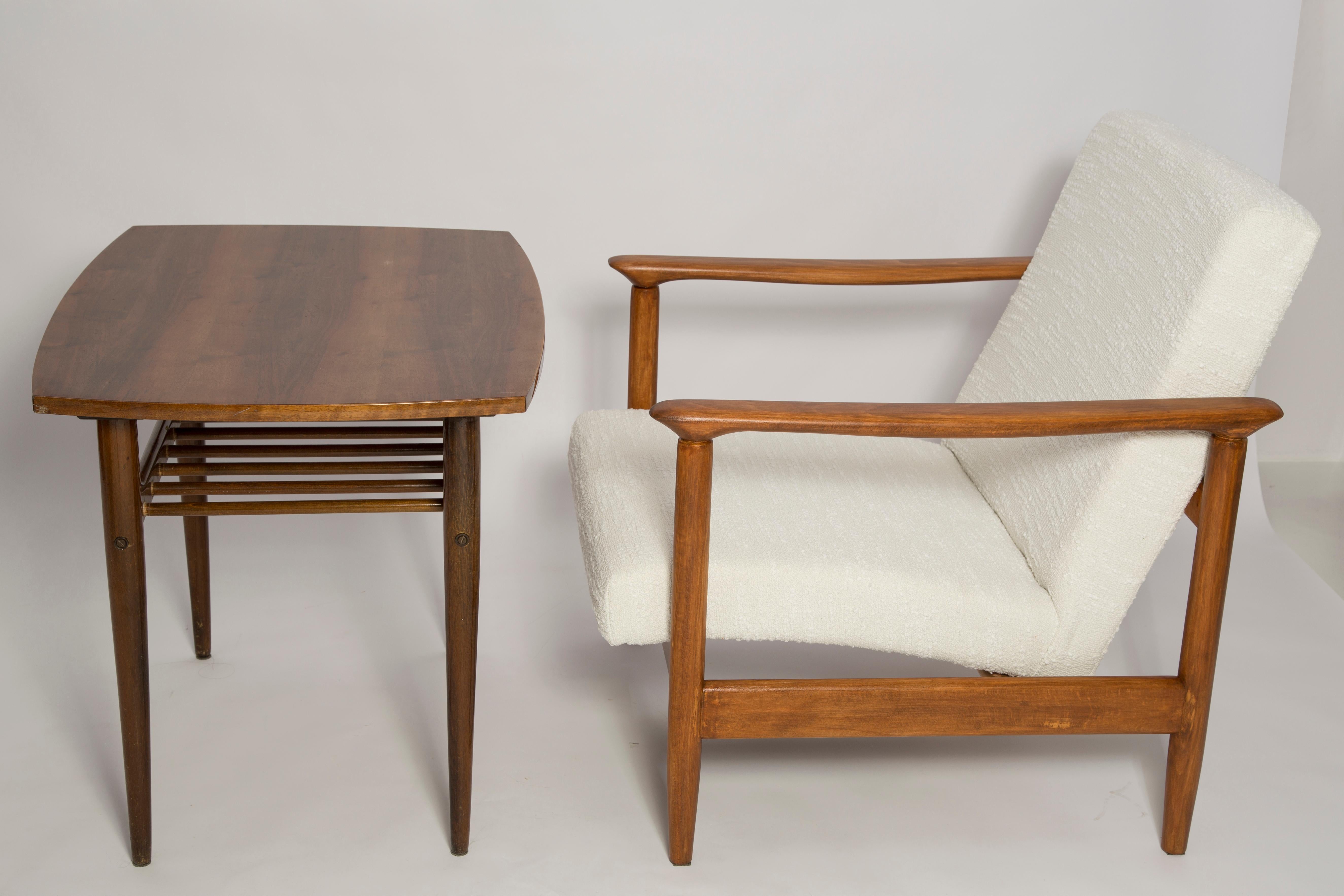 Ein Paar weiße Boucle-Sessel und Tisch aus der Mitte des Jahrhunderts, Edmund Homa, Europa, 1960er Jahre (Handgefertigt) im Angebot