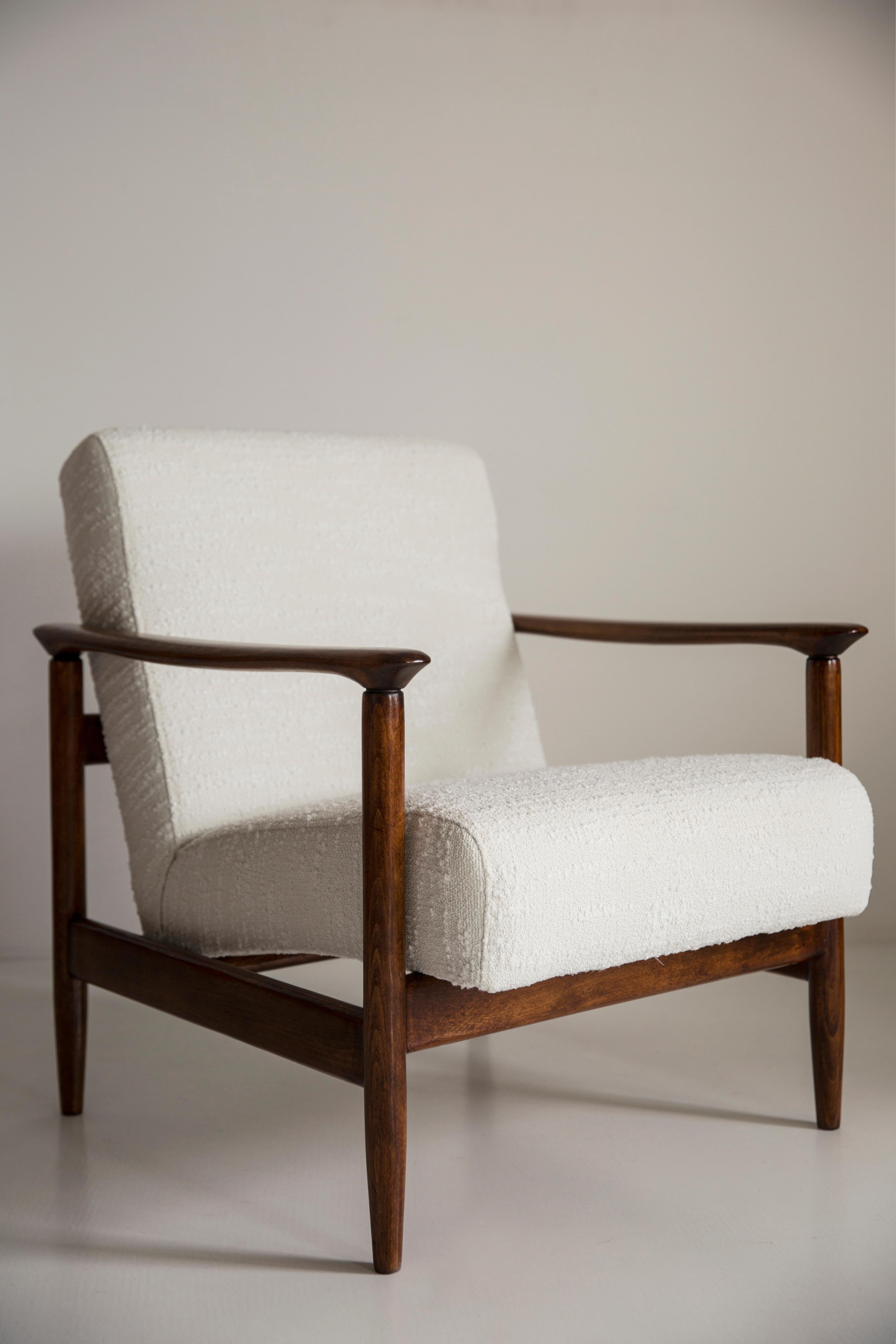 Beautiful white boucle armchair GFM-142, designed by Edmund Homa, a polish architect, designer of Industrial Design and interior architecture, professor at the Academy of Fine Arts in Gdansk. 

The armchair was made in the 1960s in the Gosciecinska