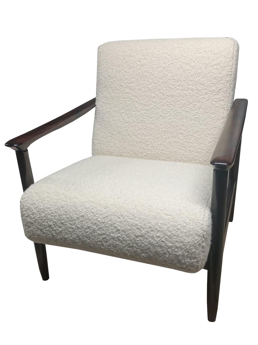 Precioso Sillón de boucle blanco GFM-142, diseñado por Edmund Homa, arquitecto polaco, diseñador de Industrial Design y arquitectura de interiores, profesor de la Academia de Bellas Artes de Gdansk. 

El sillón se fabricó en los años sesenta en la