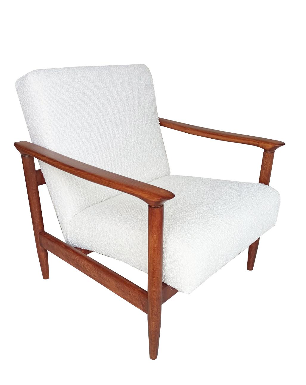 Bellissima poltrona in bouclè bianco GFM-142, disegnata da Edmund Homa, architetto polacco, designer di Industrial Design e architettura d'interni, professore presso l'Academy of Fine Arts di Danzica. 

La poltrona è stata realizzata negli anni '60