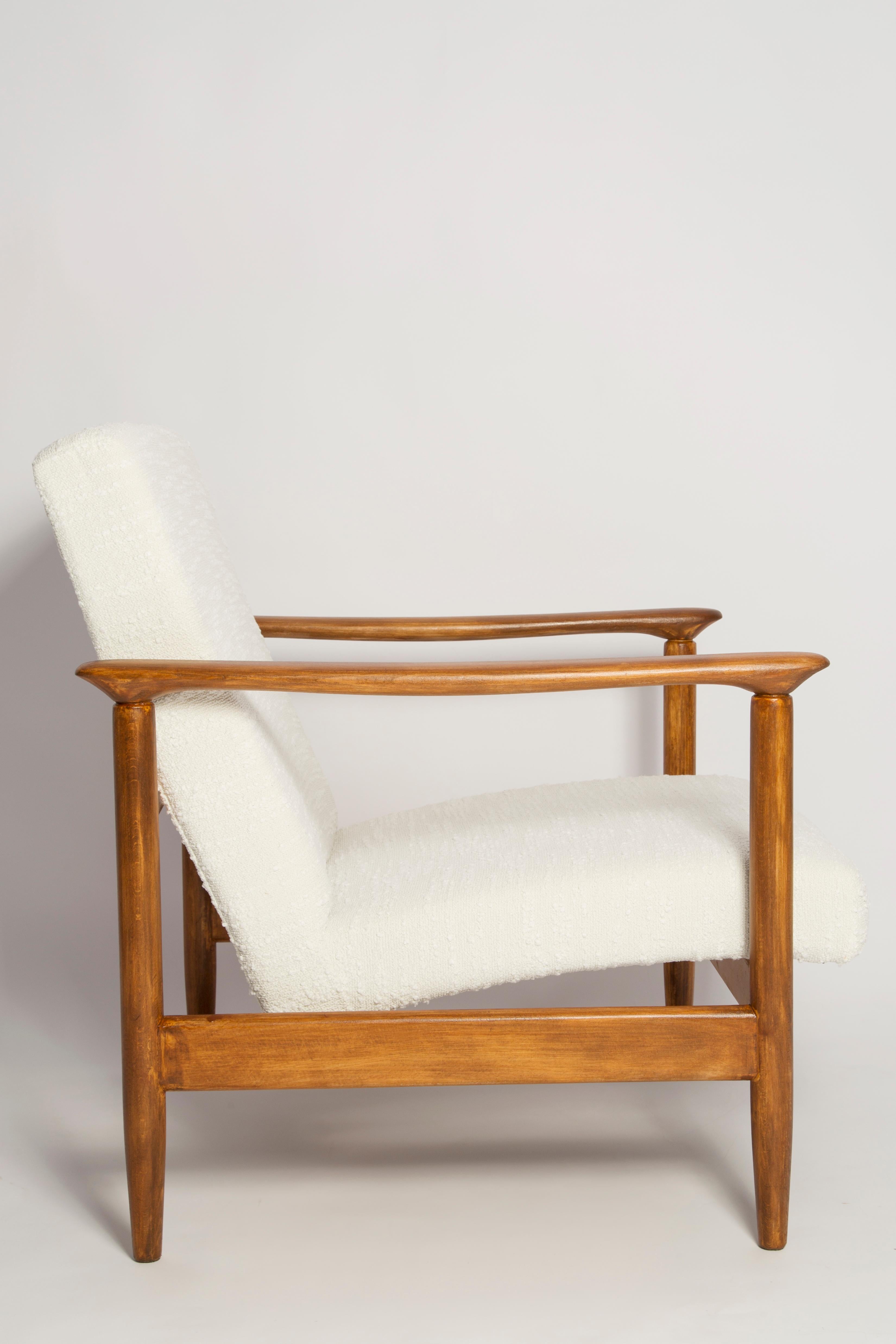 Pair of Mid Century White Boucle Armchairs, GFM 142, Edmund Homa, Europe, 1960s In Excellent Condition For Sale In 05-080 Hornowek, PL