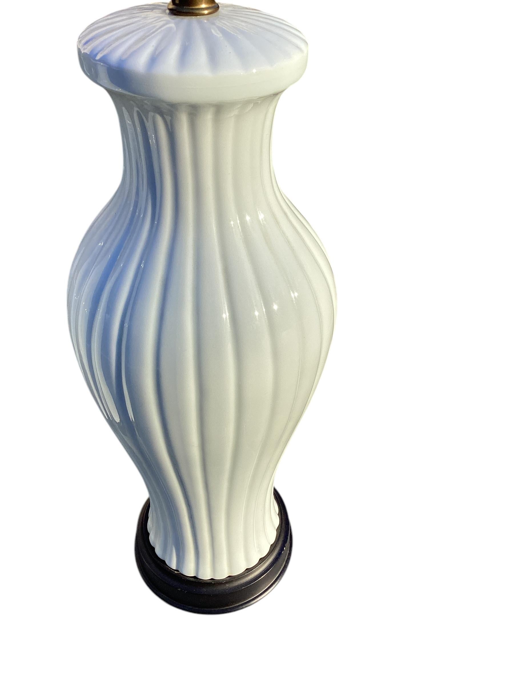 Paire de lampes de table de forme melon en céramique blanche du milieu du siècle. Les lampes mesurent 30