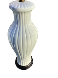 Paire de lampes de bureau mi-siècle en céramique blanche en forme de melon