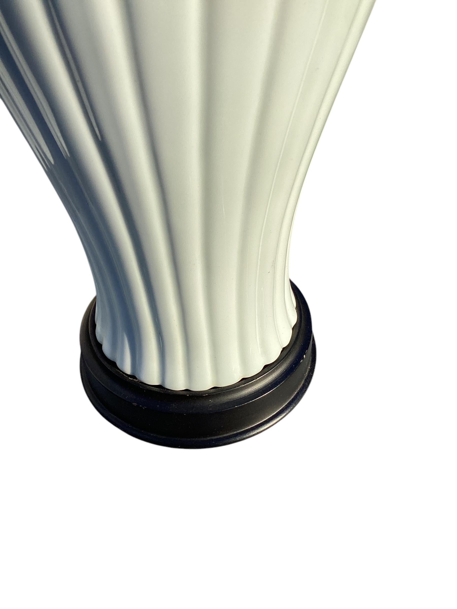 Mid-Century Modern Paire de lampes de bureau mi-siècle en céramique blanche en forme de melon en vente
