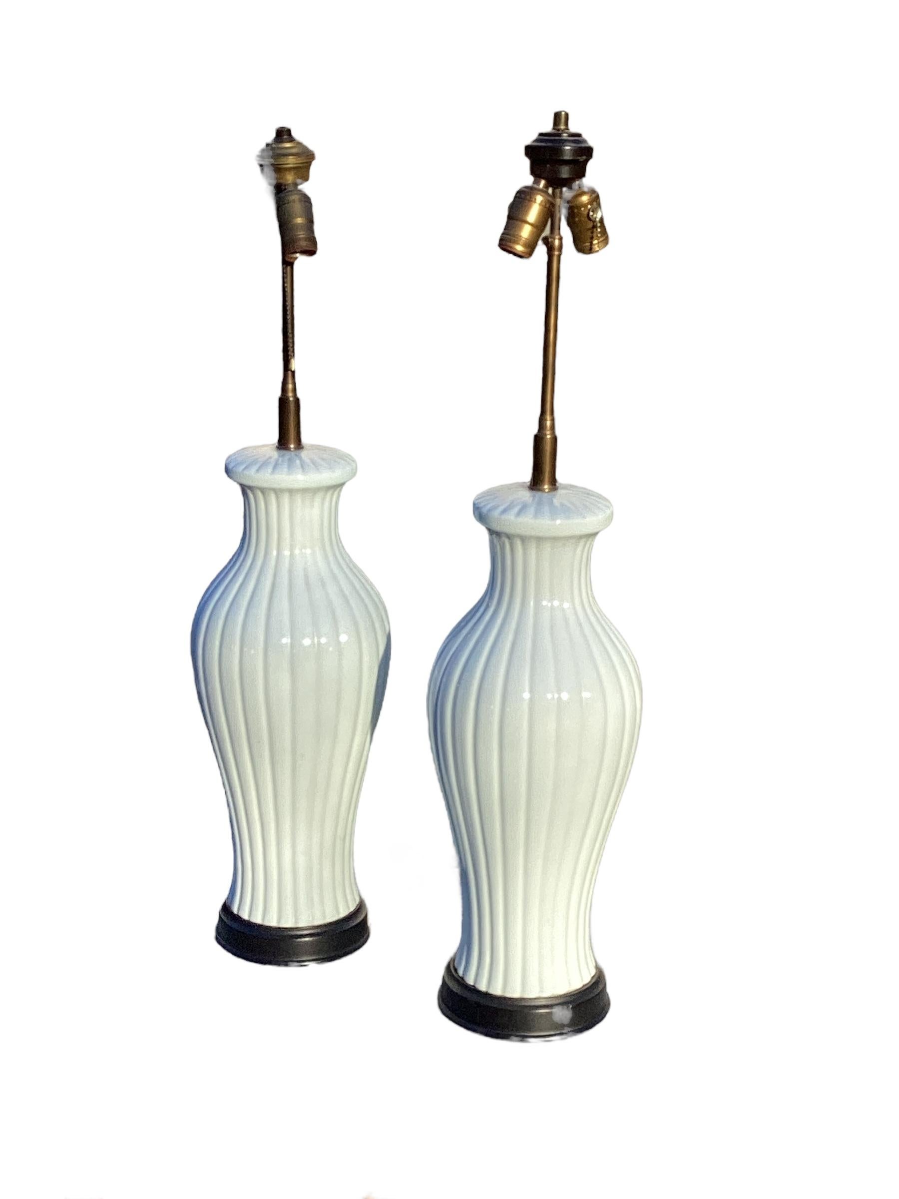 Paire de lampes de bureau mi-siècle en céramique blanche en forme de melon en vente 1