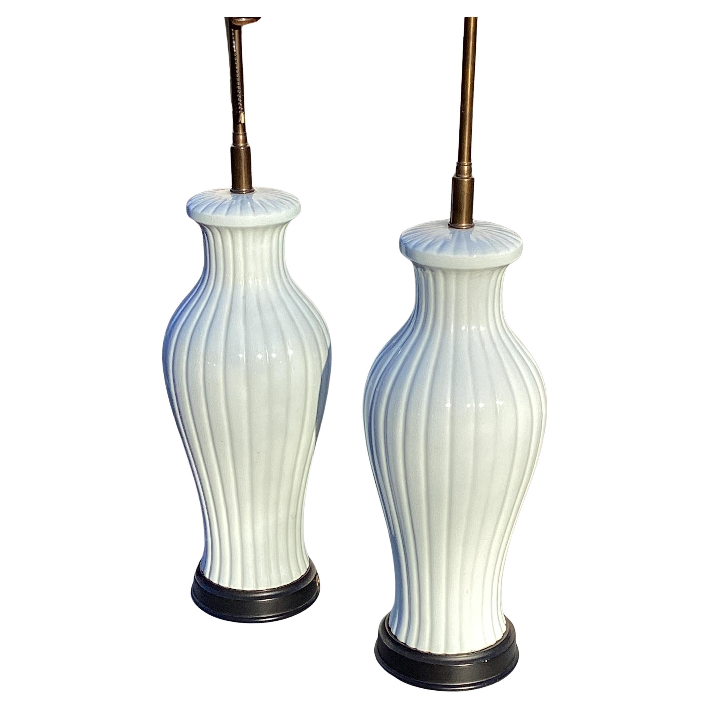 Paire de lampes de bureau mi-siècle en céramique blanche en forme de melon