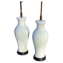 Coppia di lampade da tavolo a forma di melone in ceramica bianca della metà del secolo scorso