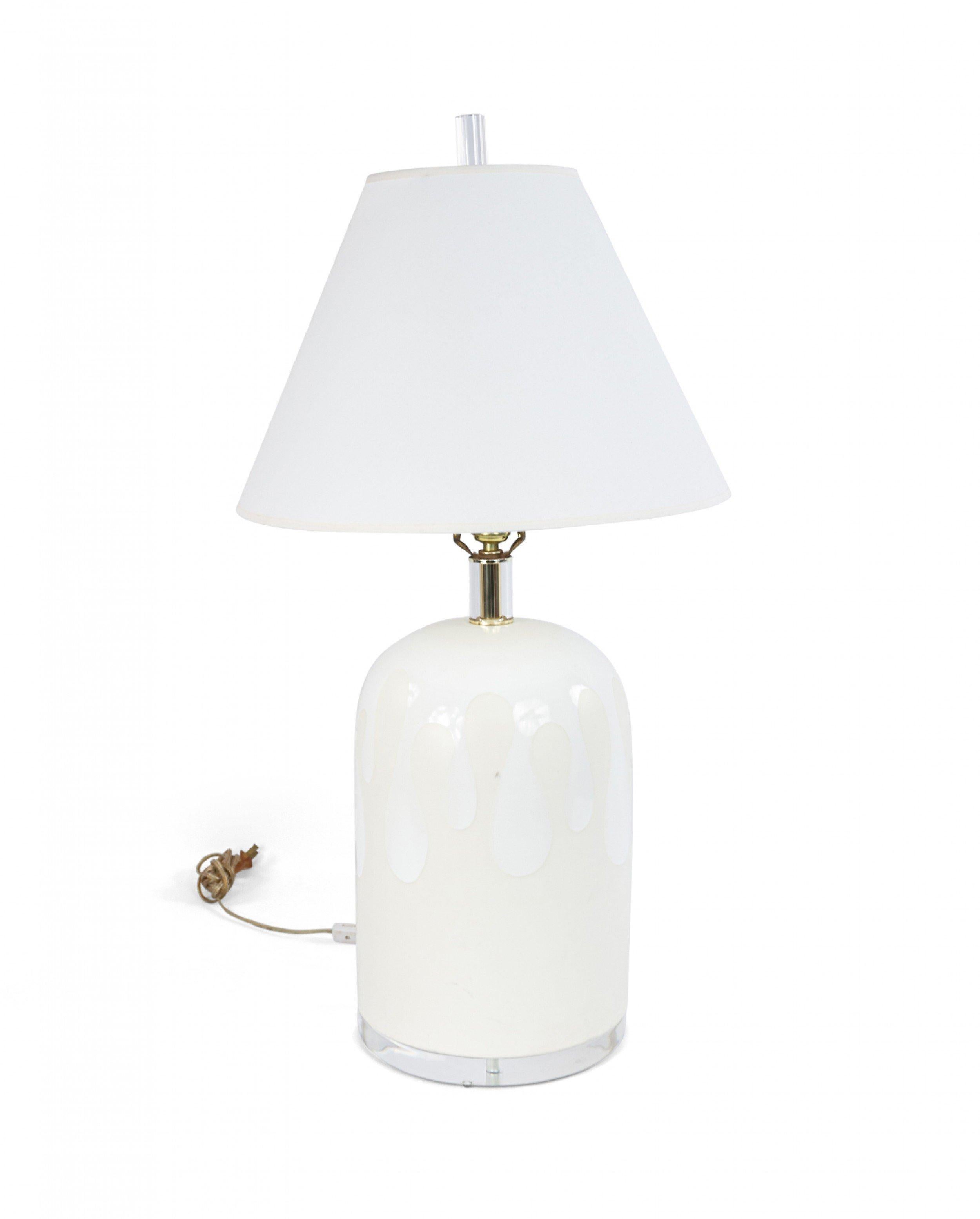 Modern Pair of Mid-Century White Ceramic Table Lamps with Drip Design For Sale